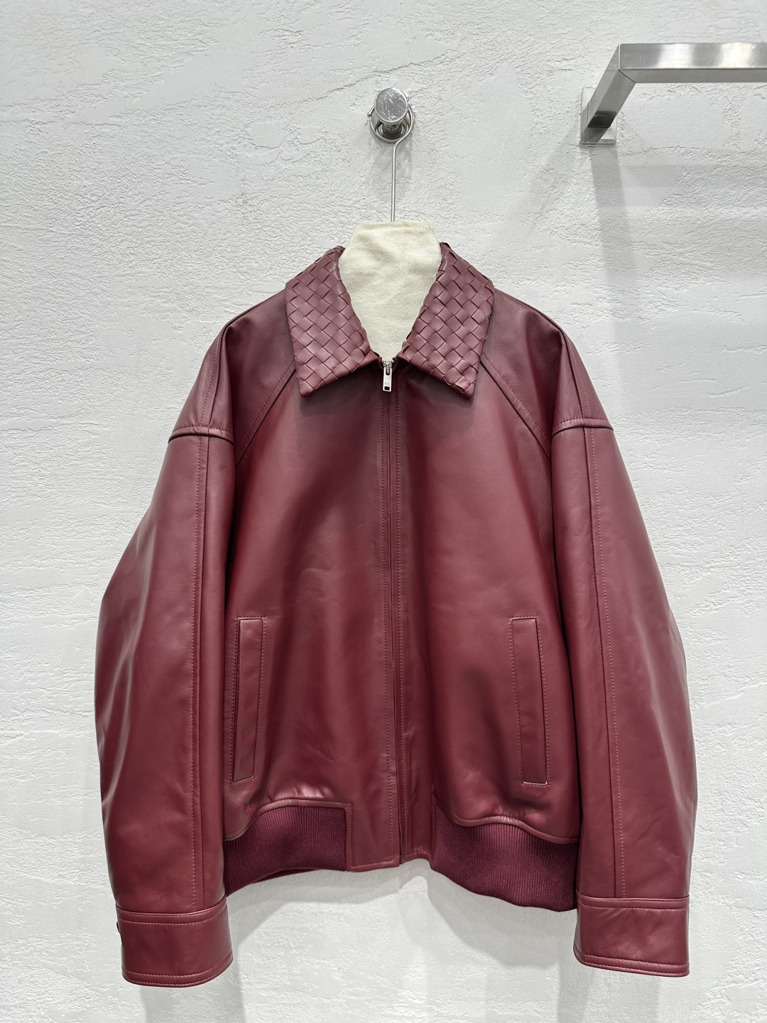 NO:330463,Original single ruthless women's clothing, exclusive first-time original single quality Bot*ega veneta25 early spring new product, heavy craftsmanship hand-woven collar jacket jacket!  The same style for men and women!  Top high-end goods!  Original version purchased and customized!  Exclusive top imported sheepskin!  Original custom sanction piece hand-woven collar, custom fine plaid!  Perfect luxury craftsmanship!  Premium and fashionable!  Classic loose fit, huge slim upper body!  A sweet and salty versatile item, perfect workmanship and quality depend on details!  Three-color S-XL M-size bust 124, rotator sleeve length 76, garment length 64.,, jackets & coats, jackets & coats, sheepskin, alexander wang19860909原单狠货女装 配防尘袋独家首发原单品质Bot*ega veneta25早春新品 重工艺手工编织领夹克款外套！男女同款！顶级高端货！原版购入开版定制！独家顶级进口 绵羊皮！原版定制裁片手工编织领,定制细格子里布！完美奢华工艺！高级又时髦！经典宽松版型,上身巨显瘦！可甜可盐气质百搭单品,完美做工品质看细节！三色S-XL M码胸围124,落肩袖长76,衣长64.,,jackets & coats,jackets & coats,sheepskin,alexander wang,Women's clothing