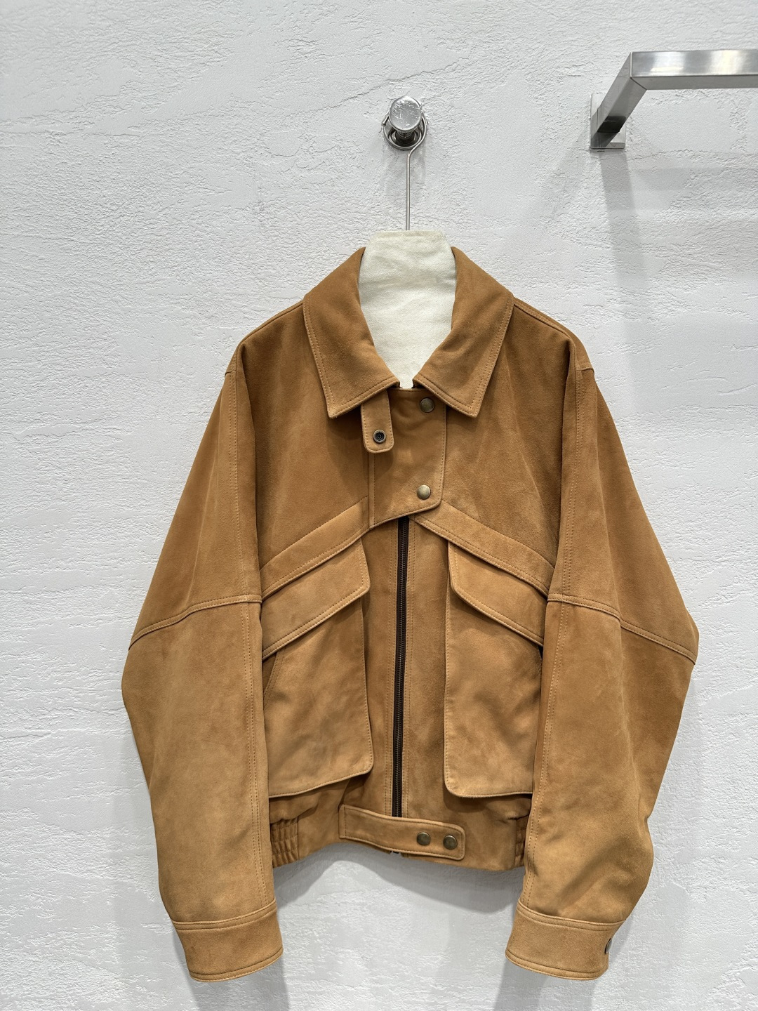 NO:330475,Original single ruthless women's clothing, exclusive first high-end original single quality The R*m25 early spring new product, Lao Qianfeng top deer leather motorcycle jacket!  Customized exclusive custom suede suede craftsmanship!  Imported lambskin!  The temperamental lapel style is cool and high-end!  You can be handsome or become a soft girl in seconds. The original customized version is versatile and not picky about people. The upper body is super perfect, the workmanship quality depends on the details!  One-color SML M-size bust 140, rotator sleeve length 77, garment length 62., Jackets & coats, sheepskin, chamois leather, alexander wang19860909原单狠货女装 配防尘袋独家首发高端原单品质The R*m25早春新品 老钱风顶级鹿皮绒皮机车夹克！定制独家定制麂皮绒面工艺！进口小羊皮！气质翻领版型又飒又高级！可以帅气也可以秒变软妹纸.原版定制版型百搭不挑人上身超级正完美做工品质看细节！一色SML M码胸围140,落肩袖长77,衣长62.,,jackets & coats,sheepskin,chamois leather,alexander wang,Women's clothing