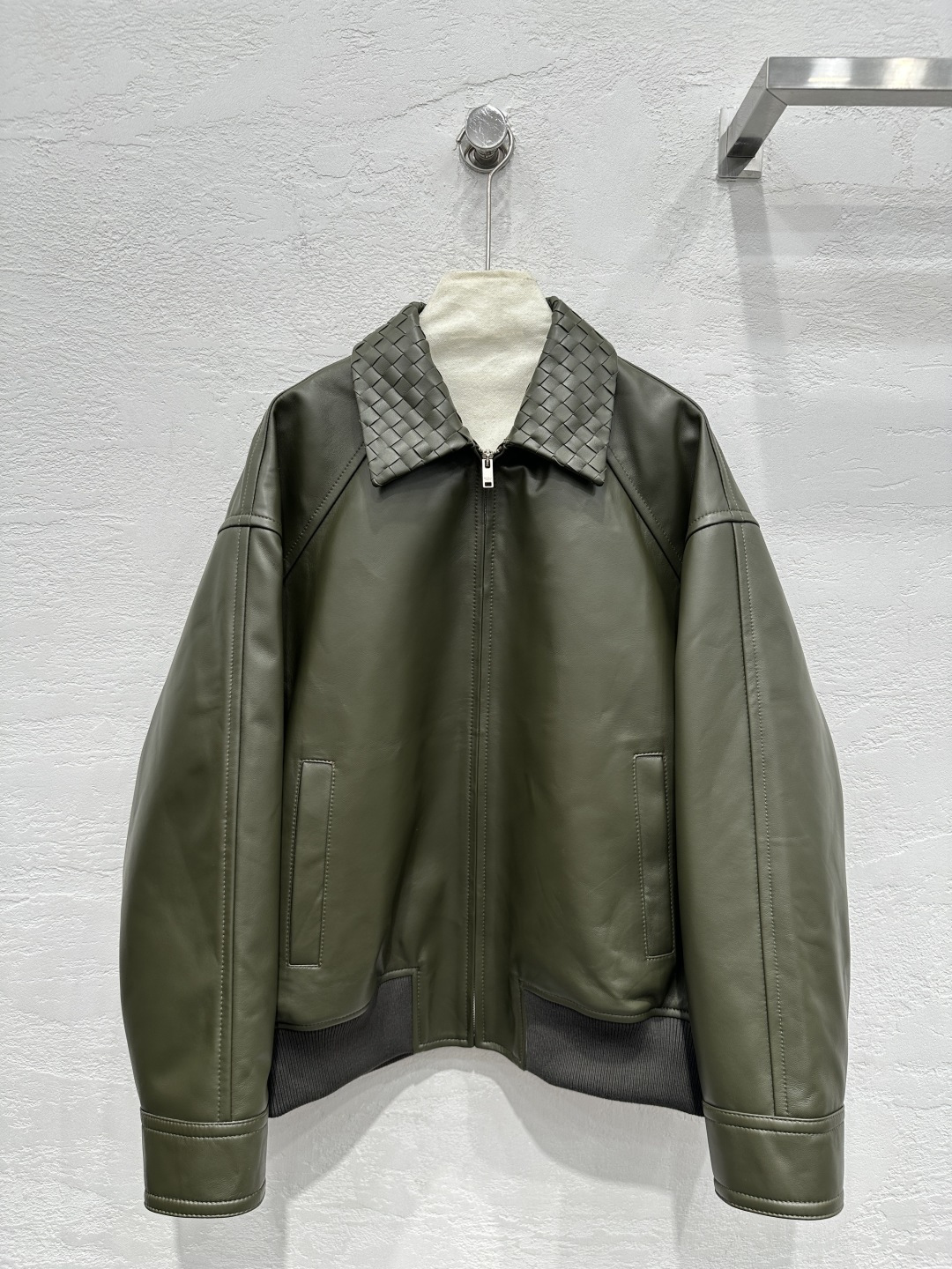 NO:330467,Original single ruthless women's clothing, exclusive first-time original single quality Bot*ega veneta25 early spring new product, heavy craftsmanship hand-woven collar jacket jacket!  The same style for men and women!  Top high-end goods!  Original version purchased and customized!  Exclusive top imported sheepskin!  Original custom sanction piece hand-woven collar, custom fine plaid!  Perfect luxury craftsmanship!  Premium and fashionable!  Classic loose fit, huge slim upper body!  A sweet and salty versatile item, perfect workmanship and quality depend on details!  Three-color S-XL M-size bust 124, rotator sleeve length 76, garment length 64.,, jackets & coats, jackets & coats, sheepskin, alexander wang19860909原单狠货女装 配防尘袋独家首发原单品质Bot*ega veneta25早春新品 重工艺手工编织领夹克款外套！男女同款！顶级高端货！原版购入开版定制！独家顶级进口 绵羊皮！原版定制裁片手工编织领,定制细格子里布！完美奢华工艺！高级又时髦！经典宽松版型,上身巨显瘦！可甜可盐气质百搭单品,完美做工品质看细节！三色S-XL M码胸围124,落肩袖长76,衣长64.,,jackets & coats,jackets & coats,sheepskin,alexander wang,Women's clothing