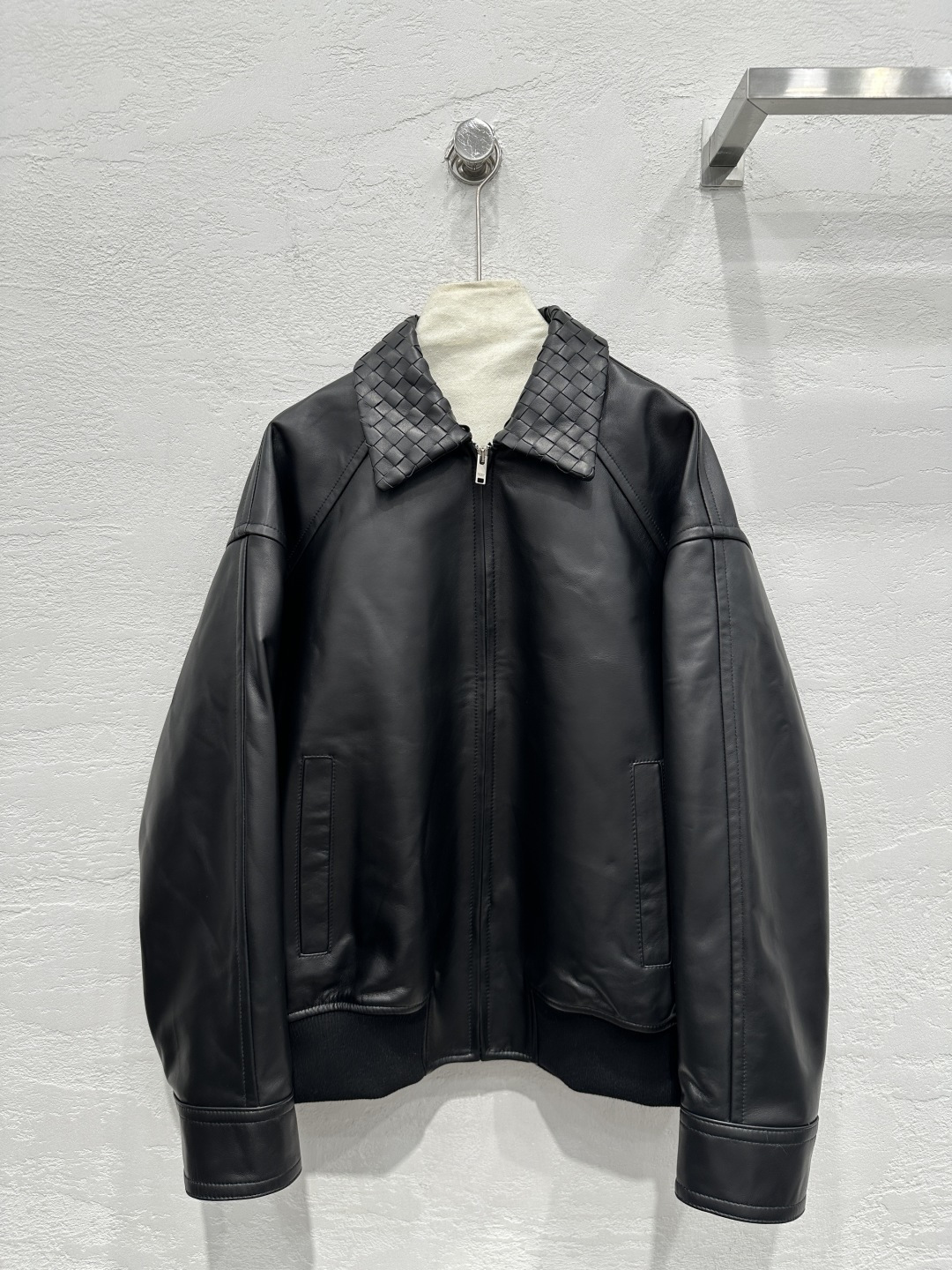 NO:330471,Original single ruthless women's clothing, exclusive first-time original single quality Bot*ega veneta25 early spring new product, heavy craftsmanship hand-woven collar jacket jacket!  The same style for men and women!  Top high-end goods!  Original version purchased and customized!  Exclusive top imported sheepskin!  Original custom sanction piece hand-woven collar, custom fine plaid!  Perfect luxury craftsmanship!  Premium and fashionable!  Classic loose fit, huge slim upper body!  A sweet and salty versatile item, perfect workmanship and quality depend on details!  Three-color S-XL M-size bust 124, rotator sleeve length 76, garment length 64.,, jackets & coats, jackets & coats, sheepskin, alexander wang19860909原单狠货女装 配防尘袋独家首发原单品质Bot*ega veneta25早春新品 重工艺手工编织领夹克款外套！男女同款！顶级高端货！原版购入开版定制！独家顶级进口 绵羊皮！原版定制裁片手工编织领,定制细格子里布！完美奢华工艺！高级又时髦！经典宽松版型,上身巨显瘦！可甜可盐气质百搭单品,完美做工品质看细节！三色S-XL M码胸围124,落肩袖长76,衣长64.,,jackets & coats,jackets & coats,sheepskin,alexander wang,Women's clothing