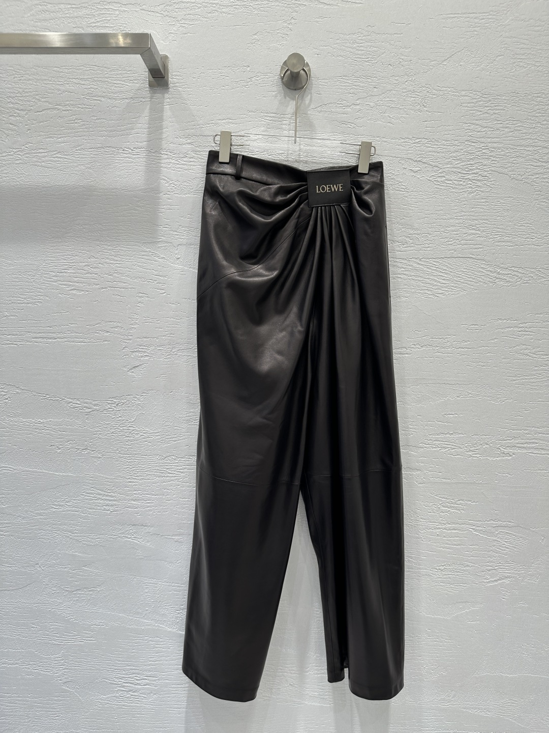 NO:662132,Hot sale recommendation: high-end original quality Lo*we25 new product Yang Mi’s same retro, modern and fashionable draped leather brand wide-leg pants!  Decorated with asymmetrical hand-gathered draping. The three-dimensional cut looks simple and super heavy-duty!  Top-grade lambskin, the leather feels oily, soft and delicate!  The sweet and salty temperament items are fashionable and handsome for age reduction!  Irregular pleated design, loose version that doesn’t flatter anyone, makes the upper body look slimmer!  Perfect workmanship quality depends on the details!  Two-color SML. Size M waist 70, waist 118, pants length 108., Loewe-clothing, loewe, sheepskin,  19860909爆单推荐高端原单品质Lo*we25新品 杨幂同款复古摩登时髦垂褶皮牌阔腿裤！饰有不对称手工聚拢垂褶.立体剪裁看似简单版型超重工！顶级小羊皮,皮质肉感油润柔软又细腻！可甜可盐气质单品减龄时髦又帅气！不规则褶皱设计宽松版不挑人版型上身巨显瘦！完美做工品质看细节！两色SML. M码腰围70,腰围118,裤长108.,罗意威-服装,loewe,sheepskin, ,Women's clothing