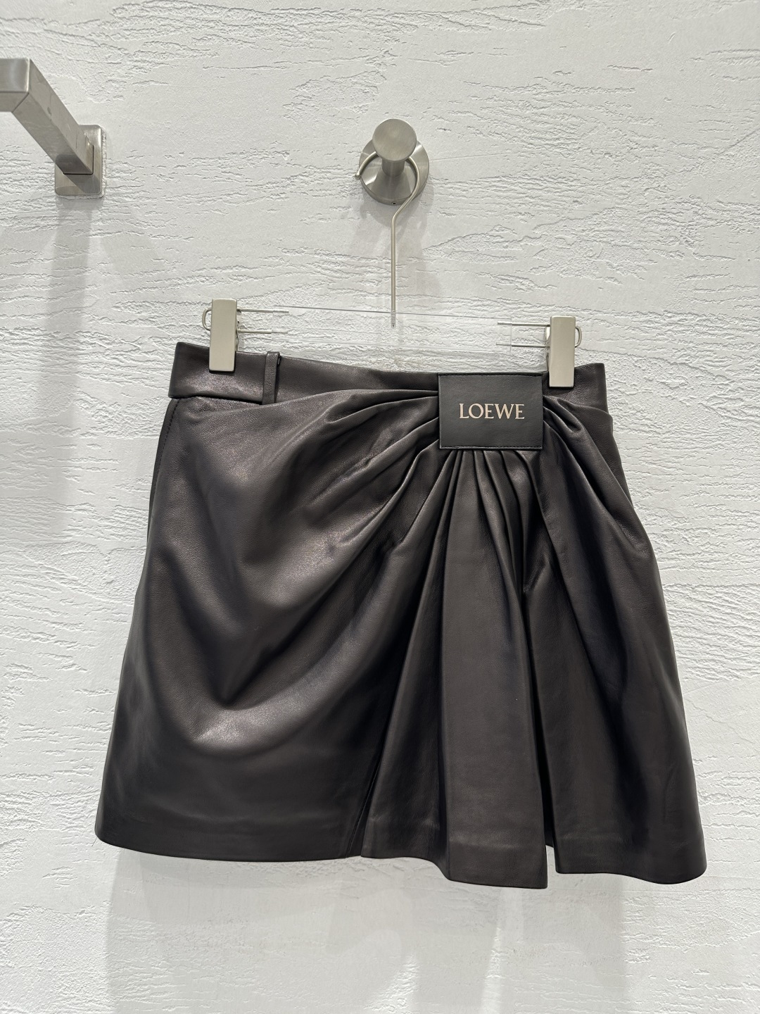 NO:662125,Hot sale recommendation: high-end original quality Lo*we25 new product Yang Mi’s same retro, modern and fashionable draped leather skirt!  Decorated with asymmetrical hand-gathered draping. The three-dimensional cut looks simple and super heavy-duty!  Top-grade lambskin, the leather feels oily, soft and delicate!  The sweet and salty temperament items are fashionable and handsome for age reduction!  Irregular pleated design covers the buttocks and makes the upper body look slimmer!  Perfect workmanship quality depends on the details!  Two-color SML. Size M, waist 70, hip 96, skirt length 38., Loewe-clothing, loewe, skirts, sheepskin,  19860909爆单推荐高端原单品质Lo*we25新品 杨幂同款复古摩登时髦垂褶皮牌半裙！饰有不对称手工聚拢垂褶.立体剪裁看似简单版型超重工！顶级小羊皮,皮质肉感油润柔软又细腻！可甜可盐气质单品减龄时髦又帅气！不规则褶皱设计包臀不挑人版型上身巨显瘦！完美做工品质看细节！两色SML. M码腰围70,臀围96,裙长38.,罗意威-服装,loewe,skirts,sheepskin, ,Women's clothing