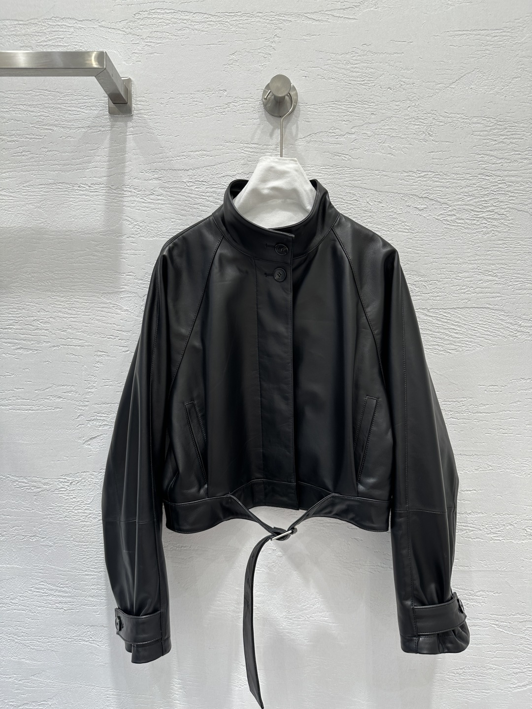 NO:662140,The exclusive first release of high-end original quality Lo*we25 early autumn new products, retro modern fashionable leather jackets at the same time at the counter!  The three-dimensional tailoring looks like a simple version but super heavy work!  Top-grade imported lambskin, the leather feels oily, soft and delicate!  Retro American classic, super favorite!  The stand-up lapel design has a casual and casual style!  Genuine leather with embossed logo on the back is fashionable, original customized hardware accessories, perfect fit and workmanship quality depends on the details!  Two-color SML. M size bust 100, dropped shoulder sleeve length 73, dress length 47., Loewe-clothing, loewe, jackets & coats, leather jacket, sheepskin,  19860909独家首发高端原单品质Lo*we25早秋新品 专柜同步复古摩登时髦夹克皮衣！立体剪裁看似简单版型超重工！顶级进口小羊皮,皮质肉感油润柔软又细腻！复古美式经典超级大爱！立翻领设计又A又飒随性的慵懒风！后背真皮压花logo时髦气质,原版定制五金配件,完美版型做工品质看细节！两色SML. M码胸围100,落肩袖长73,衣长47.,罗意威-服装,loewe,jackets & coats,leather jacket,sheepskin, ,Women's clothing