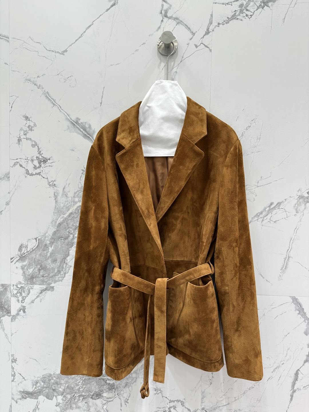 NO:662416,The exclusive first release of high-end original quality He*mès25 new early autumn products, minimalist wear and high-end suede suede suits!  Exclusively customized top-grade goatskin anti-suede technology!  The elegant lapels and waist-cinching H version are chic and high-end!  It can be handsome, fashionable, elegant and majestic. The original customized version with a belt is versatile and does not choose anyone's upper body. It is super perfect and the workmanship quality depends on the details!  Three colors S-XL. M size bust 102, shoulder width 42, sleeve length 60, dress length 68.,Hermes-clothing,hermes,business suit,sheepskin,chamois leather, 19860909独家首发高端原单品质He*mès25早秋新品 极简主义穿搭高定麂皮绒面皮西装！独家定制顶级山羊皮反绒面工艺！气质翻领收腰H版型又飒又高级！可以帅气时髦优雅大气.原版定制版型系腰带百搭不挑人上身超正完美做工品质看细节！三色S-XL. M码胸围102,肩宽42,袖长60,衣长68.,爱马仕-服装,hermes,business suit,sheepskin,chamois leather, ,Women's clothing