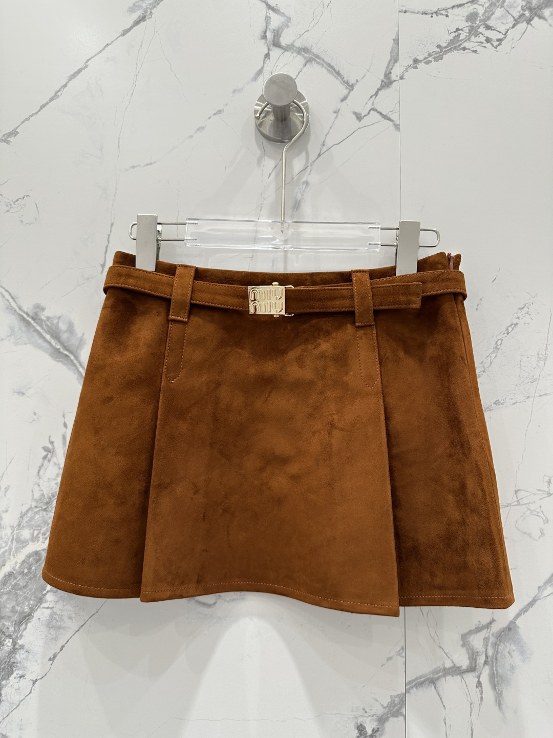 NO:892120,Exclusive first release, high-end original quality Mium*u25 new product, exclusive custom-made suede suede craft intellectual retro color suede ultra-short pleated skirt!  Comes with metal buckle belt!  Miu girls can show off their beauty!  The age-reducing college-style girly-style pressed pleated skirt design makes you look slimmer!  Imported suede lambskin, a sweet and cool must-have item in a fashionable girl's wardrobe. Perfect workmanship and quality depends on the details!  Two-color SML. Size M, waist 72, hip 86, skirt length 32., Miumiu-clothing, miumiu, skirts, sheepskin, chamois leather,19860909独家首发 高端原单品质Mium*u25新品 独家定制麂皮绒面工艺知识分子复古色系麂皮绒超短压褶半裙！配送金属扣腰带！Miu系少女可露丽风！减龄学院风少女风气质压褶裙摆设计版型巨显瘦！进口麂皮绒小羊皮,甜酷的时髦少女衣橱必备气质单品.完美做工品质看细节！两色SML. M码腰围72,臀围86,裙长32.,缪缪-服装,miumiu,skirts,sheepskin,chamois leather,,Women's clothing