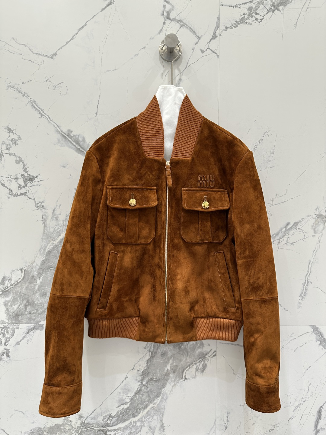 NO:662221,Exclusive first release of high-end original quality Mium*u25 new product, exclusive customized suede suede craftsmanship, retro color suede jacket and leather jacket!  Miu girls can show off their beauty!  Sweet girl’s age-reducing girlish style ribbed collar splicing design!  The workwear double-pocket three-dimensional cut has a loose fit that is versatile and slimming!  Imported suede lambskin, positioning embroidered letter logo, a sweet and cool must-have item for fashionable girl's wardrobe. For perfect workmanship, the quality depends on the details!  Two-color SML. M size bust 104, shoulder width 40, sleeve length 60, dress length 50.,Miumiu-clothing,miumiu,jackets & coats,jackets & coats,leather jacket,sheepskin,chamois leather, 19860909独家首发 高端原单品质Mium*u25新品 独家定制麂皮绒面工艺复古色系麂皮绒夹克皮衣外套！Miu系少女可露丽风！甜妹减龄少女风气质罗纹领拼接设计！工装双口袋立体剪裁宽松版型百搭又显瘦！进口麂皮绒小羊皮,定位贴皮刺绣字母logo,甜酷的时髦少女衣橱必备气质单品.完美做工品质看细节！两色SML. M码胸围104,肩宽40,袖长60,衣长50.,缪缪-服装,miumiu,jackets & coats,jackets & coats,leather jacket,sheepskin,chamois leather, ,Women's clothing