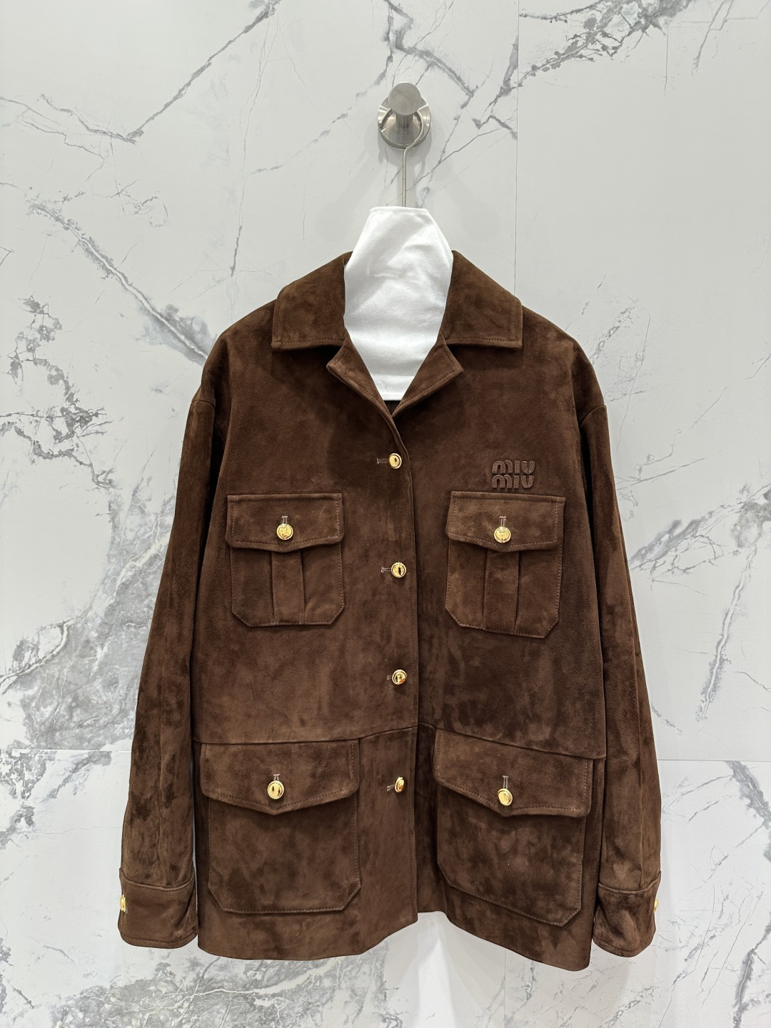 NO:662236,Exclusive first launch of high-end original quality Mium*u25 new product, exclusive customized suede suede craftsmanship, retro color suede lapel work jacket, leather jacket!  Miu girls can show off their beauty!  Sweet girl’s age-reducing girlish style workwear pocket design!  The classic H loose fit is versatile and slimming!  Imported suede lambskin, positioning embroidered letter logo, a sweet and cool must-have item for fashionable girl's wardrobe. For perfect workmanship, the quality depends on the details!  Two-color SML. M size bust 108, shoulder width 49, sleeve length 58, dress length 71.,Miumiu-clothing,miumiu,jackets & coats,jackets & coats,leather jacket,sheepskin,chamois leather, 19860909独家首发高端原单品质Mium*u25新品 独家定制麂皮绒面工艺复古色系麂皮绒翻领工装夹克皮衣外套！Miu系少女可露丽风！甜妹减龄少女风气质工装口袋设计！经典H宽松版型百搭又显瘦！进口麂皮绒小羊皮,定位贴皮刺绣字母logo,甜酷的时髦少女衣橱必备气质单品.完美做工品质看细节！两色SML. M码胸围108,肩宽49,袖长58,衣长71.,缪缪-服装,miumiu,jackets & coats,jackets & coats,leather jacket,sheepskin,chamois leather, ,Women's clothing