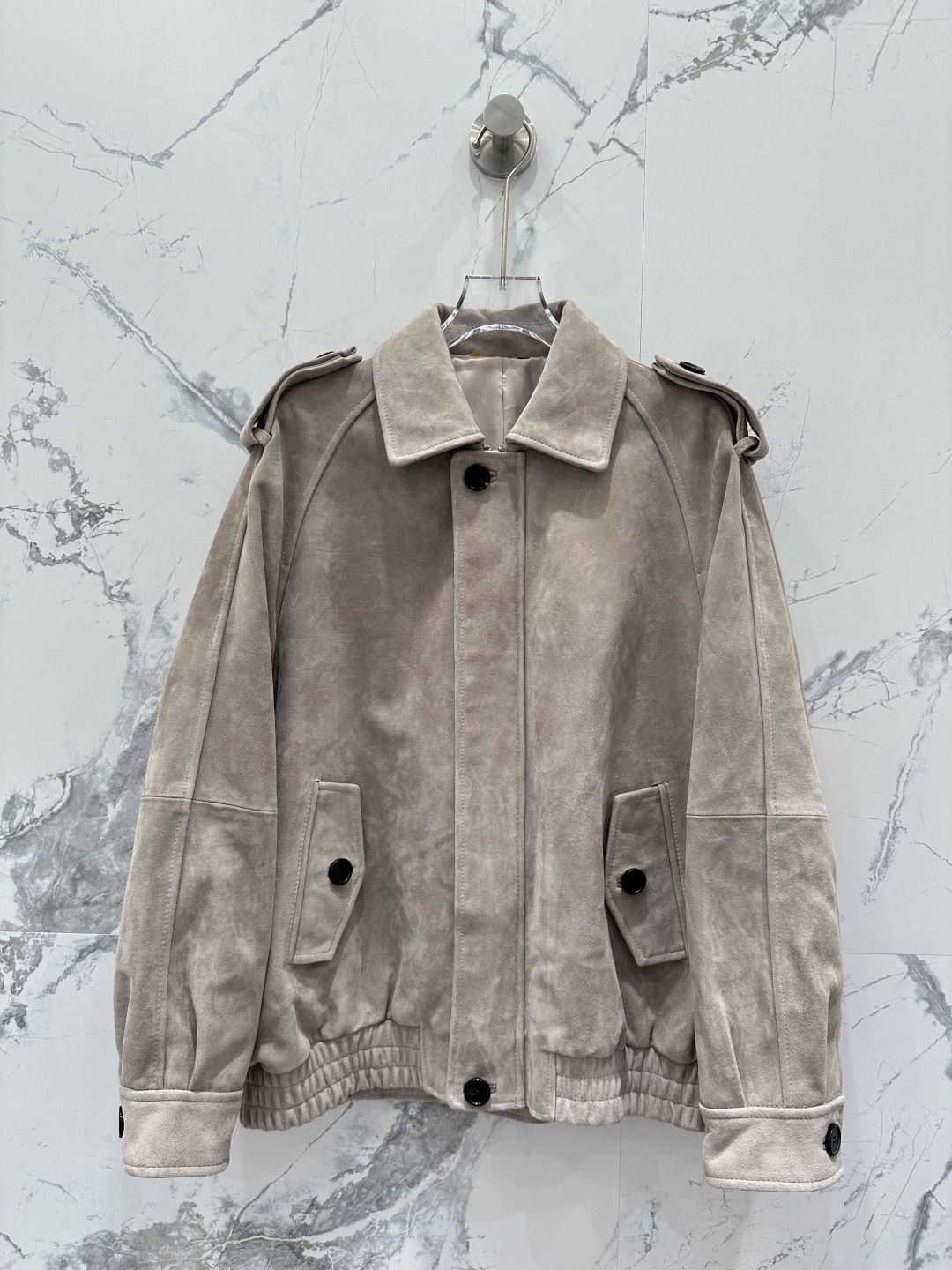 NO:662268,The exclusive first launch of high-end original quality Sain*Laurent25 new product Barn style top customized deerskin velvet motorcycle jacket!  Same style for men and women!  The custom leather is super delicate!  The elegant lapel style is chic and high-end!  You can be handsome or you can become a girly girl in seconds. Imported deerskin velvet craft sheepskin. Original customized horn buckle!  The original customized wide version is versatile and does not suit anyone's upper body. It is super perfect and the workmanship quality depends on the details!  Two colors S-XL. M size bust 118, dropped shoulder sleeve length 72, dress length 67., saint laurent-clothing, saint laurent, saint laurent, jackets & coats, sheepskin,  19860909独家首发高端原单品质Sain*Laurent25新品 巴恩风顶级定制鹿皮绒机车夹克！男女同款！定制皮质超级细腻！气质翻领版型又飒又高级！可以帅气也可以秒变软妹纸.进口鹿皮绒工艺绵羊皮.原版定制牛角扣！原版定制阔版版型百搭不挑人上身超级正完美做工品质看细节！两色S-XL. M码胸围118,落肩袖长72,衣长67.,圣罗兰-服装,saint laurent,saint laurent,jackets & coats,sheepskin, ,Women's clothing