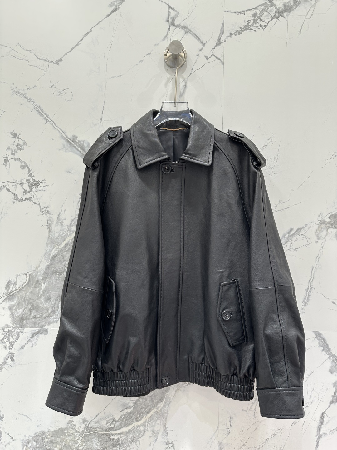 NO:662343,The exclusive first launch of high-end original quality Sain*Laurent25 new product Barn style top lambskin motorcycle jacket!  Same style for men and women!  The custom leather is super delicate!  The elegant lapel style is chic and high-end!  You can be handsome or you can become a girly girl in seconds. Imported deerskin velvet craft sheepskin. Original customized horn buckle!  The original customized wide version is versatile and does not suit anyone's upper body. It is super perfect and the workmanship quality depends on the details!  Two colors S-XL. M size bust 118, dropped shoulder sleeve length 72, dress length 67., saint laurent-clothing, saint laurent, saint laurent, jackets & coats, sheepskin,  19860909独家首发高端原单品质Sain*Laurent25新品 巴恩风顶级小羊皮机车夹克！男女同款！定制皮质超级细腻！气质翻领版型又飒又高级！可以帅气也可以秒变软妹纸.进口鹿皮绒工艺绵羊皮.原版定制牛角扣！原版定制阔版版型百搭不挑人上身超级正完美做工品质看细节！两色S-XL. M码胸围118,落肩袖长72,衣长67.,圣罗兰-服装,saint laurent,saint laurent,jackets & coats,sheepskin, ,Women's clothing