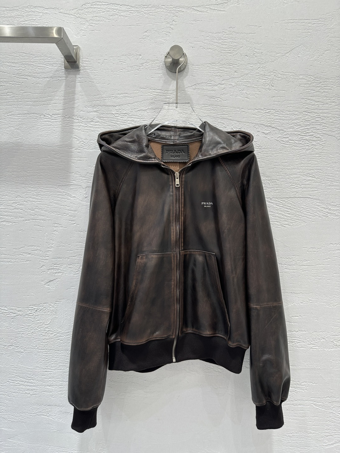 NO:662357,The exclusive first release of high-quality Pr*da25 early autumn new product, distressed design functional style hooded leather jacket!  Original customized top-grade imported lambskin!  The leather is thick and delicate!  Retro distressed coloring process!  The original 3D three-dimensional tailoring, the classic silhouette jacket is a huge favorite!  The hooded design is fashionable and handsome, with a casual and lazy style, logo on the chest, and original customized hardware accessories!  The perfect fit and sexy upper body!  Perfect workmanship quality depends on the details!  One color SML. M size bust 110, dropped shoulder sleeve length 76, dress length 54.,Prada-clothing,prada,jackets & coats,jackets & coats,sheepskin,hats, 19860909独家首发高端品质Pr*da25早秋新品 做旧设计机能风连帽皮夹克外套！原版定制顶级进口小羊皮！皮质肉感厚实细腻！复古做旧擦色工艺！原版3D立体剪裁,经典廓形夹克超级大爱！连帽设计时髦又帅气的随性慵懒风,胸前logo标志,原版定制五金配件！完美版型上身又A又飒！完美做工品质看细节！一色SML. M码胸围110,落肩袖长76,衣长54.,普拉达-服装,prada,jackets & coats,jackets & coats,sheepskin,hats, ,Women's clothing