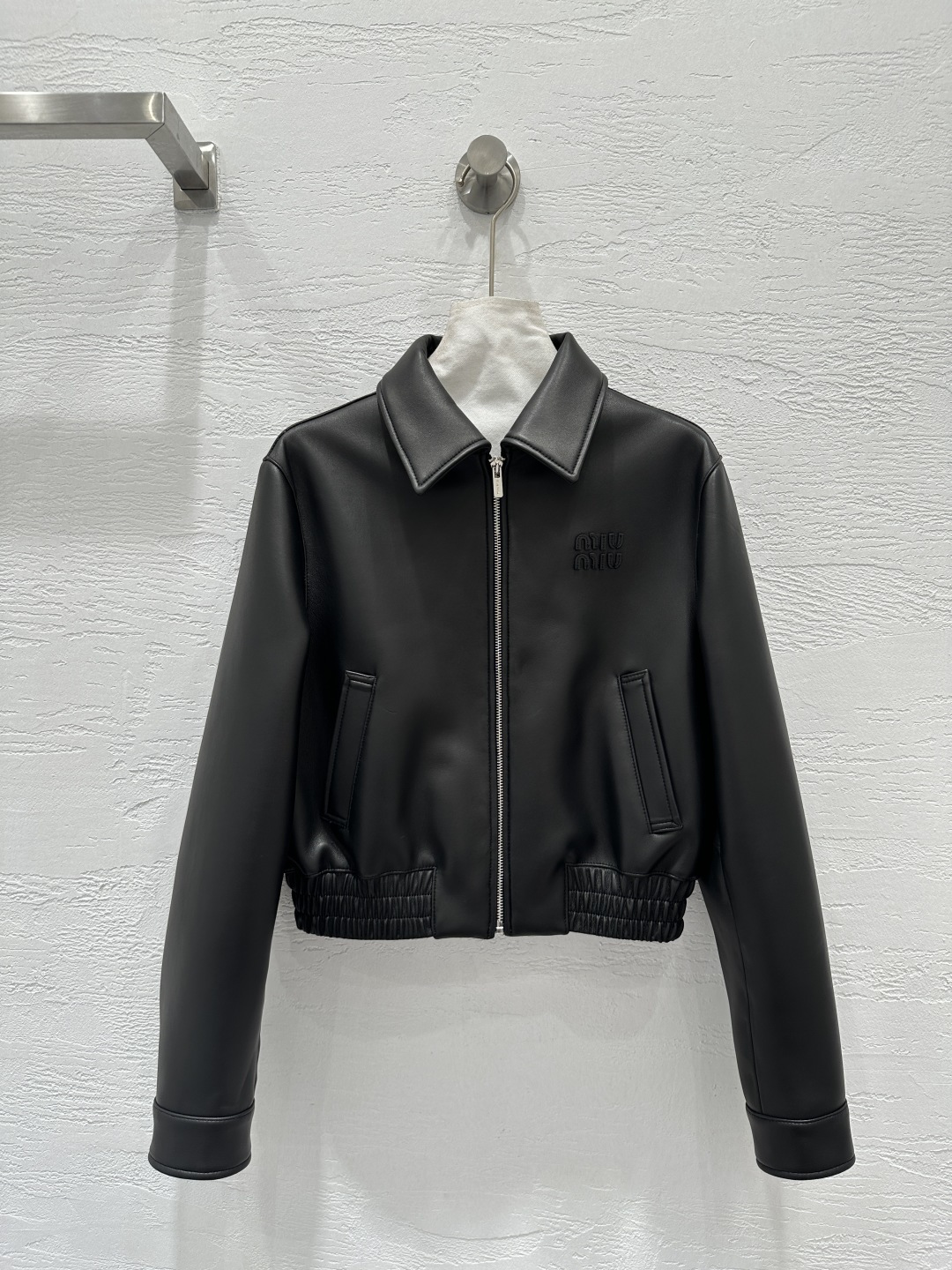 NO:662203,The exclusive first release of high-end original quality Mium*u25 early autumn new product miu girly style short jacket and leather jacket!  Customized top-grade imported lambskin, the leather feels oily, soft and delicate!  The original 3D three-dimensional tailoring looks simple and super heavy-duty!  Love the classic design!  The sweet and cool girl wears a casual and lazy style, with a positioning patchwork logo. The temperament is fashionable and high-end!  The perfect fit and sexy upper body!  Perfect workmanship quality depends on the details!  Two colors from S to19860909独家首发高端原单品质Mium*u25早秋新品 miu系少女风气质短款夹克皮衣外套！定制顶级进口小羊皮,皮质肉感油润柔软又细腻！原版3D立体剪裁看似简单版型超重工！经典设计超级大爱！甜酷女孩穿搭随性的慵懒风,定位贴绣工艺logo.气质时髦又高级！完美版型上身又A又飒！完美做工品质看细节！两色S-XL. M码胸围98,肩宽40,袖长60,衣长47.,缪缪-服装,miumiu,jackets & coats,jackets & coats,leather jacket,sheepskin, ,Women's clothing