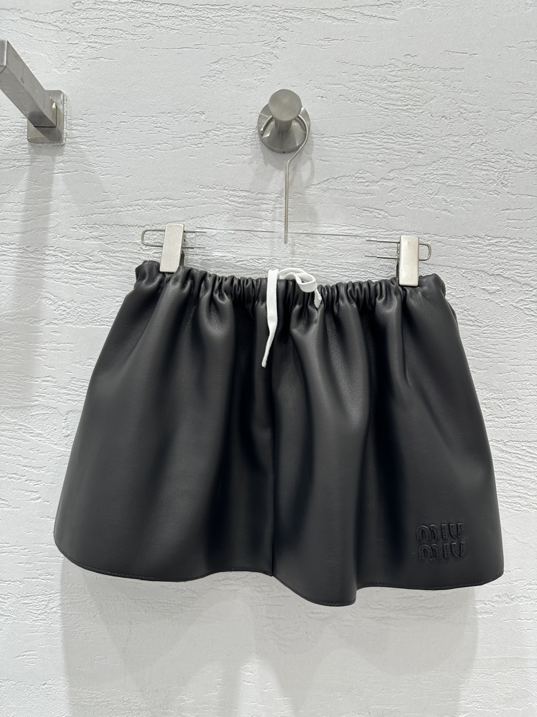 NO:662208,The exclusive first release of high-end original quality Mium*u25 early autumn new product miu style girly style elastic waist flower bud fluffy short leather skirt!  Customized top-grade imported lambskin, the leather feels oily, soft and delicate!  I love the original 3D cut-out design!  Retro sweet and cool girl outfit, positioning appliqué craft logo. Fashionable and high-end temperament!  The perfect fit and sexy upper body!  Perfect workmanship quality depends on the details!  Two colors S-XL. M size elastic waist 62, hip 106, skirt length 30., Miu Miu-clothing, miumiu, skirts, sheepskin,  19860909独家首发高端原单品质Mium*u25早秋新品 miu系少女风气质松紧腰花苞蓬蓬短皮裙！定制顶级进口小羊皮,皮质肉感油润柔软又细腻！原版3D立体剪裁版型设计超级大爱！复古甜酷女孩穿搭,定位贴绣工艺logo.气质时髦又高级！完美版型上身又A又飒！完美做工品质看细节！两色S-XL. M码松紧腰围62,臀围106,裙长30.,缪缪-服装,miumiu,skirts,sheepskin, ,Women's clothing