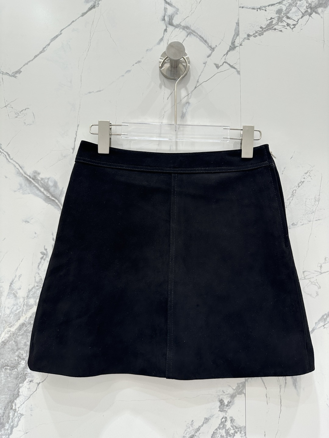 NO:662386,The exclusive first release of high-quality Celin*25 new product, Suzy’s same British preppy style retro brown suede mini skirt!  Exclusive customized suede surface craftsmanship, sweet girl's age-reducing girlish style!  The classic silhouette is versatile and slimming!  Imported suede lambskin, a sweet and cool must-have item in a fashionable girl's wardrobe. Perfect workmanship and quality depends on the details!  Three colors S-XL. M size: waist 68, hip 88, skirt length 39., Celine-clothing, celine, celine, skirts, sheepskin, chamois leather,  19860909独家首发高端品质Celin*25新品 秀智同款英伦学院风复古棕咖麂皮绒超短半裙！独家定制麂皮绒面工艺,甜妹减龄少女风！经典版型百搭又显瘦！进口麂皮绒小羊皮,甜酷的时髦少女衣橱必备气质单品.完美做工品质看细节！三色S-XL. M码: 腰围68,臀围88,裙长39.,赛琳-服装,celine,celine,skirts,sheepskin,chamois leather, ,Women's clothing