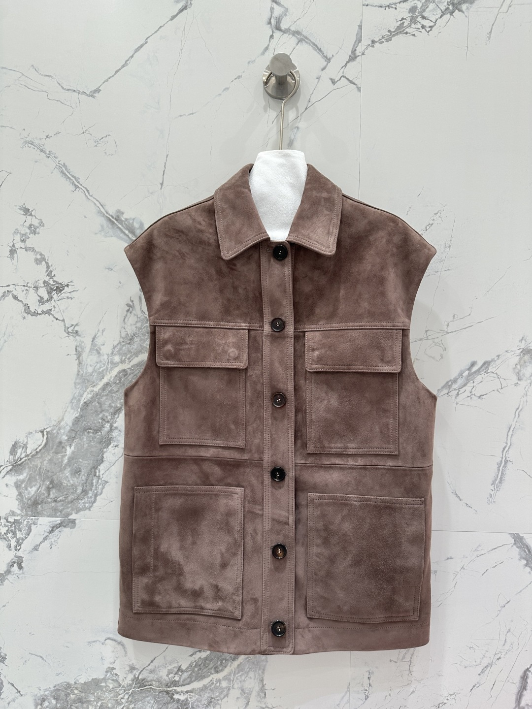 NO:662384,The exclusive first release of high-end original quality BrunelloCucin*25 early autumn new product, suede lapel workwear pocket vest jacket at the counter!  Customized high-end gray and brown color ~ imported suede lambskin!  The leather is delicate and quite wide!  The copper chain is decorated with Italian luxury and minimalist style. The cool, gentle and classic H version is not flattering on the upper body and is super slimming!  Sweet and salty, fashionable and high-end. Perfect workmanship quality depends on the details. One color SML. M size bust 100, shoulder width 47, length 70., women's clothing, brunello cucinelli, jackets & coats, sheepskin, chamois leather,  19860909独家首发高端原单品质BrunelloCucin*25早秋新品 专柜同步麂皮绒翻领工装口袋马甲外套！定制灰咖色高级的调调～进口麂皮绒小羊皮！皮质细腻又挺阔！铜链装饰意式奢华极简风.飒爽温柔经典H版型不挑人上身超显瘦！可甜可盐时髦又高级.完美做工品质看细节.一色SML. M码胸围100,肩宽47,衣长70.,女装,brunello cucinelli,jackets & coats,sheepskin,chamois leather, ,Women's clothing