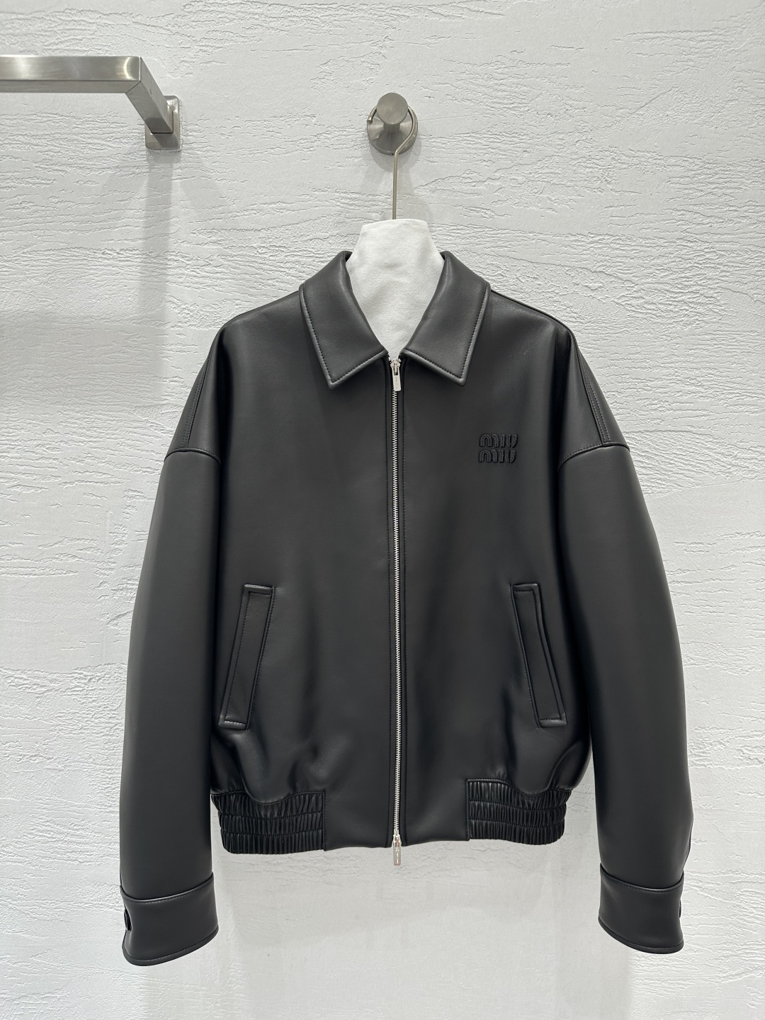 NO:662231,The exclusive first release of high-end original quality Mium*u25 early autumn new product miu girly style long silhouette leather jacket!  Customized top-grade imported lambskin, the leather feels oily, soft and delicate!  The original 3D three-dimensional tailoring looks simple and super heavy-duty!  I love the retro American college style classic design!  The sweet and cool girl wears a casual and lazy style, with a positioning patchwork logo. The temperament is fashionable and high-end!  The perfect fit and sexy upper body!  Perfect workmanship quality depends on the details!  One color SML. M size bust 124, dropped shoulder sleeve length 76, dress length 60., Miu Miu-clothing, miumiu, jackets & coats, leather jacket, sheepskin,  19860909独家首发高端原单品质Mium*u25早秋新品 miu系少女风长款廓形皮衣外套！定制顶级进口小羊皮,皮质肉感油润柔软又细腻！原版3D立体剪裁看似简单版型超重工！复古美式学院风经典设计超级大爱！甜酷女孩穿搭随性的慵懒风,定位贴绣工艺logo.气质时髦又高级！完美版型上身又A又飒！完美做工品质看细节！一色SML. M码胸围124,落肩袖长76,衣长60.,缪缪-服装,miumiu,jackets & coats,leather jacket,sheepskin, ,Women's clothing