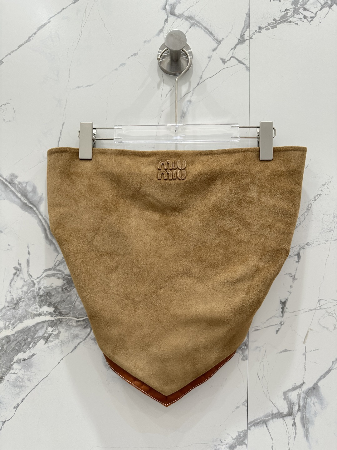 NO:662235,The exclusive first release of high-end original quality Mium*u25 early autumn new product Zhang Yuanying's exclusive customized suede suede craft intellectual retro brown suede temperament tube top!  Purchase the original version and customize it!  Miu girls can show off their beauty!  Super stacking artifact!  Restore the original contrasting color and calfskin binding technology, and the classic version makes the upper body look slimmer!  Imported suede lambskin, a sweet and cool must-have item in a fashionable girl's wardrobe. Perfect workmanship and quality depends on the details!  Two-color SML. M size, bust 80 adjustable, length 37., Miu Miu-clothing, miumiu, cowhide, sheepskin, chamois leather,  19860909独家首发高端原单品质Mium*u25早秋新品 张元英同款独家定制麂皮绒面工艺知识分子复古棕色系麂皮绒气质抹胸上衣！原版购入开版定制！miu系少女可露丽风！超级叠搭神器！还原原版撞色拼皮小牛皮包边工艺,经典版型上身巨显瘦！进口麂皮绒小羊皮,甜酷的时髦少女衣橱必备气质单品.完美做工品质看细节！两色SML. M码胸围80可调节,衣长37.,缪缪-服装,miumiu,cowhide,sheepskin,chamois leather, ,Women's clothing