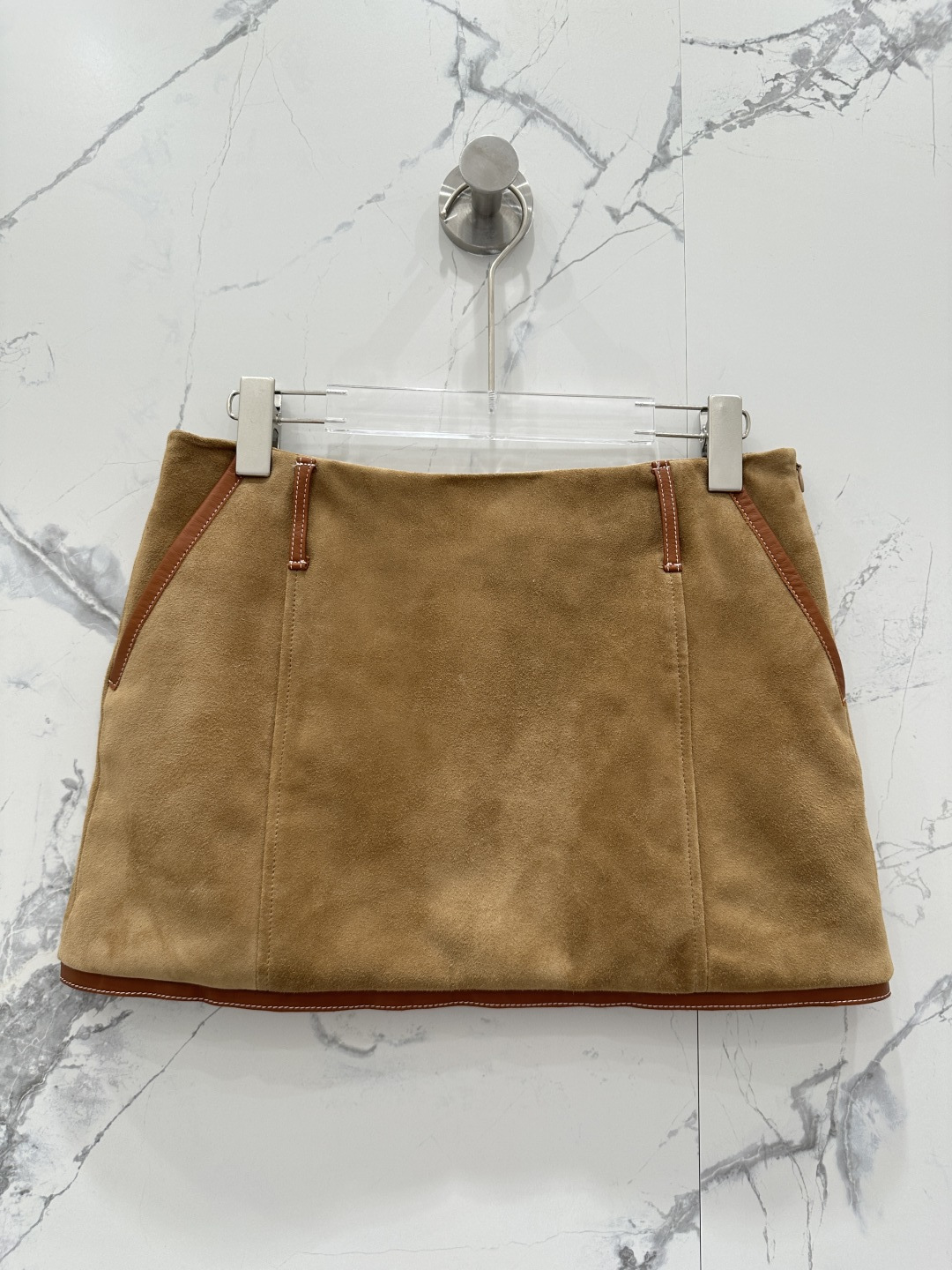 NO:662210,The exclusive first release of high-end original quality Mium*u25 early autumn new product Zhang Yuanying's exclusive customized suede suede craft intellectual retro brown suede mini skirt!  Purchase the original version and customize it!  Miu girls can show off their beauty!  Restore the original contrasting color and calfskin binding technology, and the classic version makes the upper body look slimmer!  Imported suede lambskin, a sweet and cool must-have item in a fashionable girl's wardrobe. Perfect workmanship and quality depends on the details!  Two-color SML. Size M, waist 66, hip 90, skirt length 31., Miu Miu-clothing, miumiu, skirts, cowhide, sheepskin, chamois leather,  19860909独家首发高端原单品质Mium*u25早秋新品 张元英同款独家定制麂皮绒面工艺知识分子复古棕色系麂皮绒超短半裙！原版购入开版定制！ miu系少女可露丽风！还原原版撞色拼皮小牛皮包边工艺,经典版型上身巨显瘦！进口麂皮绒小羊皮,甜酷的时髦少女衣橱必备气质单品.完美做工品质看细节！两色SML. M码腰围66,臀围90,裙长31.,缪缪-服装,miumiu,skirts,cowhide,sheepskin,chamois leather, ,Women's clothing