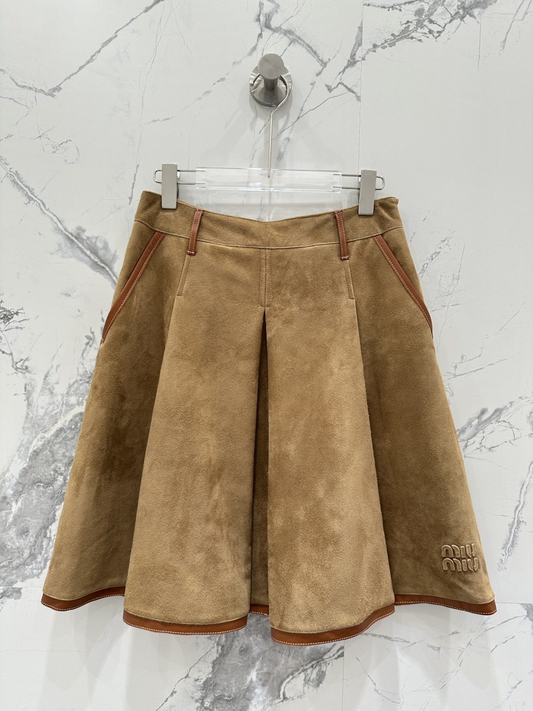 NO:662215,The exclusive first release of high-end original quality Mium*u25 early autumn new products. Exclusively customized suede suede craft intellectuals retro brown suede pleated skirt!  Purchase the original version and customize it!  Miu girls can show off their beauty!  Restore the original contrasting color and calfskin binding technology, and the classic version makes the upper body look slimmer!  Imported suede lambskin, a sweet and cool must-have item in a fashionable girl's wardrobe. Perfect workmanship and quality depends on the details!  Two colors SML. Size M waist 72, hip 110, skirt length 54., Miu Miu-clothing, miumiu, skirts, cowhide, sheepskin, chamois leather,  19860909独家首发高端原单品质Mium*u25早秋新品 独家定制麂皮绒面工艺知识分子复古棕色系麂皮绒百褶裙！原版购入开版定制！ miu系少女可露丽风！还原原版撞色拼皮小牛皮包边工艺,经典版型上身巨显瘦！进口麂皮绒小羊皮,甜酷的时髦少女衣橱必备气质单品.完美做工品质看细节！两色SML. M码腰围72,臀围110,裙长54.,缪缪-服装,miumiu,skirts,cowhide,sheepskin,chamois leather, ,Women's clothing