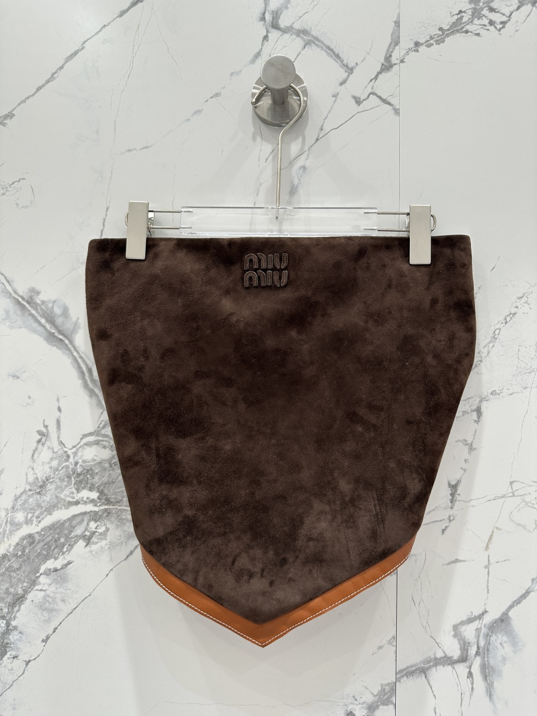 NO:662248,The exclusive first release of high-end original quality Mium*u25 early autumn new product Zhang Yuanying's exclusive customized suede suede craft intellectual retro brown suede temperament tube top!  Purchase the original version and customize it!  Miu girls can show off their beauty!  Super stacking artifact!  Restore the original contrasting color and calfskin binding technology, and the classic version makes the upper body look slimmer!  Imported suede lambskin, a sweet and cool must-have item in a fashionable girl's wardrobe. Perfect workmanship and quality depends on the details!  Two-color SML. M size, bust 80 adjustable, length 37., Miu Miu-clothing, miumiu, cowhide, sheepskin, chamois leather,  19860909独家首发高端原单品质Mium*u25早秋新品 张元英同款独家定制麂皮绒面工艺知识分子复古棕色系麂皮绒气质抹胸上衣！原版购入开版定制！miu系少女可露丽风！超级叠搭神器！还原原版撞色拼皮小牛皮包边工艺,经典版型上身巨显瘦！进口麂皮绒小羊皮,甜酷的时髦少女衣橱必备气质单品.完美做工品质看细节！两色SML. M码胸围80可调节,衣长37.,缪缪-服装,miumiu,cowhide,sheepskin,chamois leather, ,Women's clothing