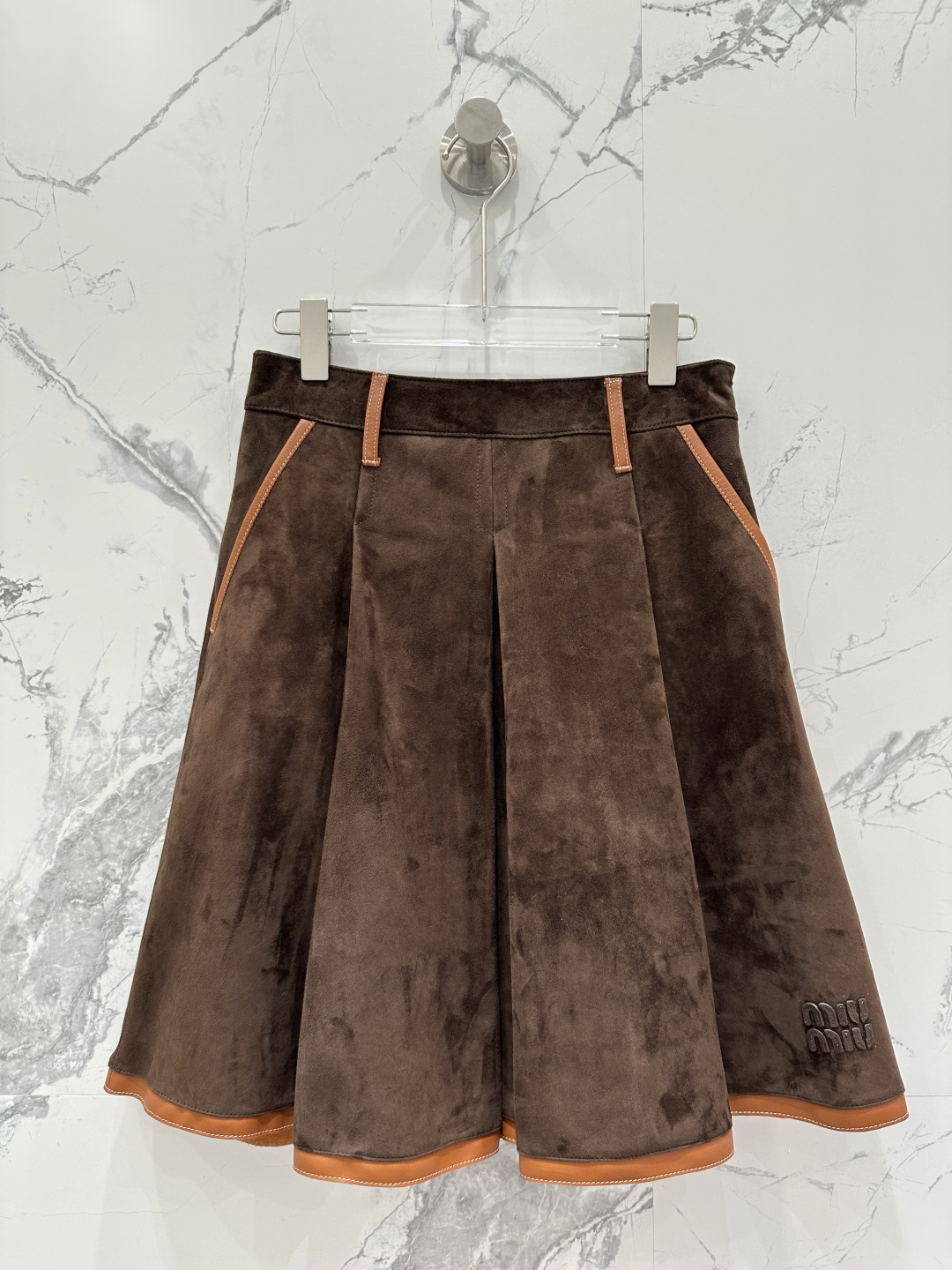 NO:662222,The exclusive first release of high-end original quality Mium*u25 early autumn new products. Exclusively customized suede suede craft intellectuals retro brown suede pleated skirt!  Purchase the original version and customize it!  Miu girls can show off their beauty!  Restore the original contrasting color and calfskin binding technology, and the classic version makes the upper body look slimmer!  Imported suede lambskin, a sweet and cool must-have item in a fashionable girl's wardrobe. Perfect workmanship and quality depends on the details!  Two colors SML. Size M waist 72, hip 110, skirt length 54., Miu Miu-clothing, miumiu, skirts, cowhide, sheepskin, chamois leather,  19860909独家首发高端原单品质Mium*u25早秋新品 独家定制麂皮绒面工艺知识分子复古棕色系麂皮绒百褶裙！原版购入开版定制！ miu系少女可露丽风！还原原版撞色拼皮小牛皮包边工艺,经典版型上身巨显瘦！进口麂皮绒小羊皮,甜酷的时髦少女衣橱必备气质单品.完美做工品质看细节！两色SML. M码腰围72,臀围110,裙长54.,缪缪-服装,miumiu,skirts,cowhide,sheepskin,chamois leather, ,Women's clothing