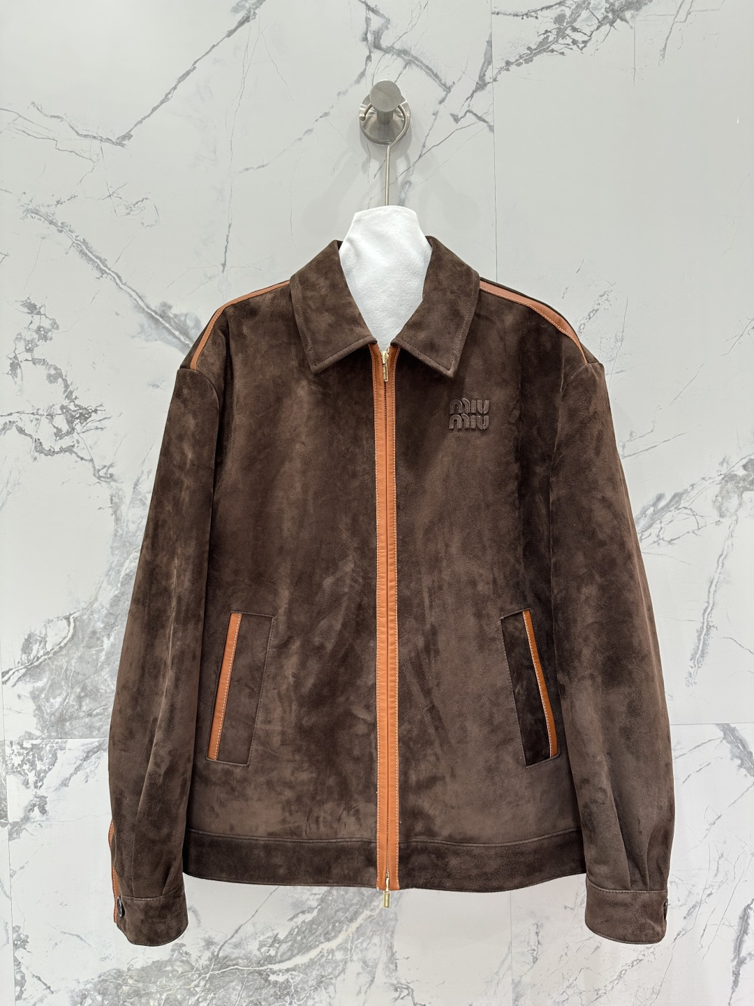 NO:662255,The exclusive first release of high-end original quality Mium*u25 early autumn new product Xiaobai's same style exclusive customized suede suede craft intellectual retro brown suede lapel jacket!  Purchase the original version and customize it!  Miu girls can show off their beauty!  Double zipper design, a super stacking tool!  Restore the original contrasting color and calfskin binding technology, and the classic overzise loose version makes the upper body look slimmer!  Imported suede lambskin, a sweet and cool must-have item in a fashionable girl's wardrobe. Perfect workmanship and quality depends on the details!  Two-color SML. M size bust 116, shoulder width 50, sleeve length 60, dress length 66.,Miumiu-clothing,miumiu,jackets & coats,jackets & coats,cowhide,sheepskin,chamois leather, 19860909独家首发高端原单品质Mium*u25早秋新品 小白同款独家定制麂皮绒面工艺知识分子复古棕色系麂皮绒翻领夹克外套！原版购入开版定制！ miu系少女可露丽风！双开拉链设计,超级叠搭神器！还原原版撞色拼皮小牛皮包边工艺,经典overzise宽松版型上身巨显瘦！进口麂皮绒小羊皮,甜酷的时髦少女衣橱必备气质单品.完美做工品质看细节！两色SML. M码胸围116,肩宽50,袖长60,衣长66.,缪缪-服装,miumiu,jackets & coats,jackets & coats,cowhide,sheepskin,chamois leather, ,Women's clothing