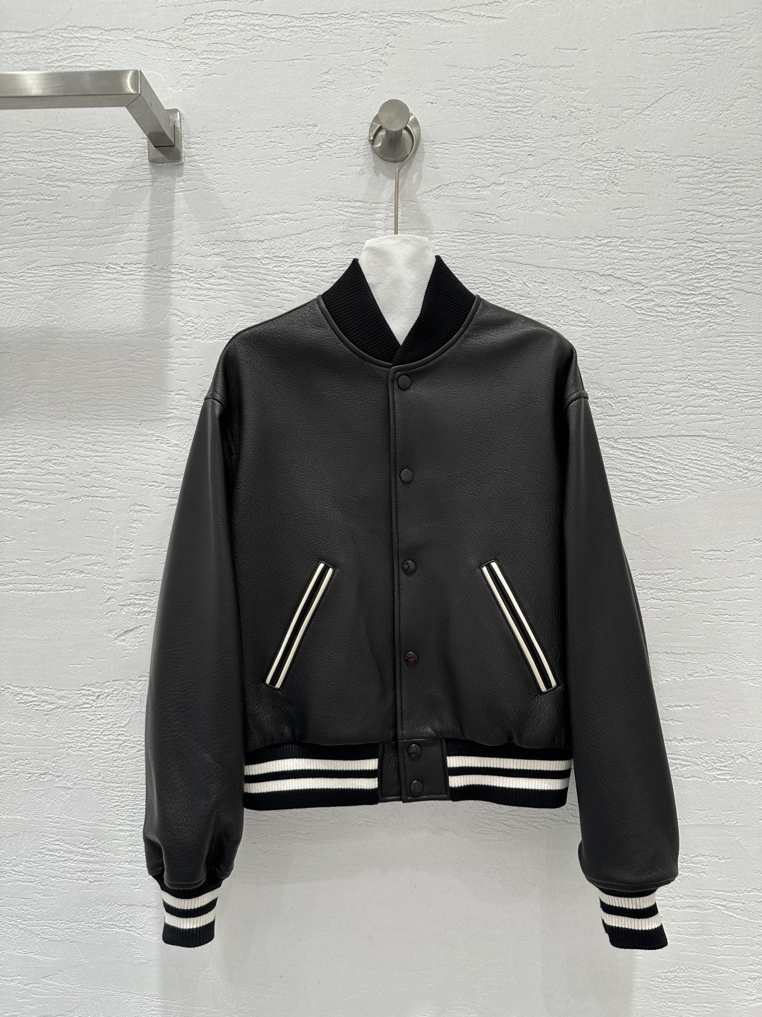 NO:662405,Exclusive first release of high-end original quality Celi*e25 new product, college style, casual, handsome and fashionable retro modern flight jacket leather jacket!  The black and white ribbed design is classic and versatile!  Top-grade imported lambskin, the leather feels oily, soft and delicate!  Customized laser hole carving letter logo with advanced tone!  Retro American classic, super favorite!  It has a cool and casual lazy style, and the perfect workmanship quality depends on the details!  One color SML. M size bust 104, dropped shoulder sleeve length 77, dress length 55., Celine-clothing,celine,celine,jackets & coats,jackets & coats,leather jacket,sheepskin, 19860909独家首发高端原单品质Celi*e25新品 学院风穿搭随性帅气又时髦复古摩登飞行夹克皮衣外套！黑白罗纹设计经典百搭！顶级进口小羊皮,皮质肉感油润柔软又细腻！定制激光孔雕字母logo高级的调调！复古美式经典超级大爱！又A又飒随性的慵懒风,完美做工品质看细节！一色SML. M码胸围104,落肩袖长77,衣长55.,赛琳-服装,celine,celine,jackets & coats,jackets & coats,leather jacket,sheepskin, ,Women's clothing