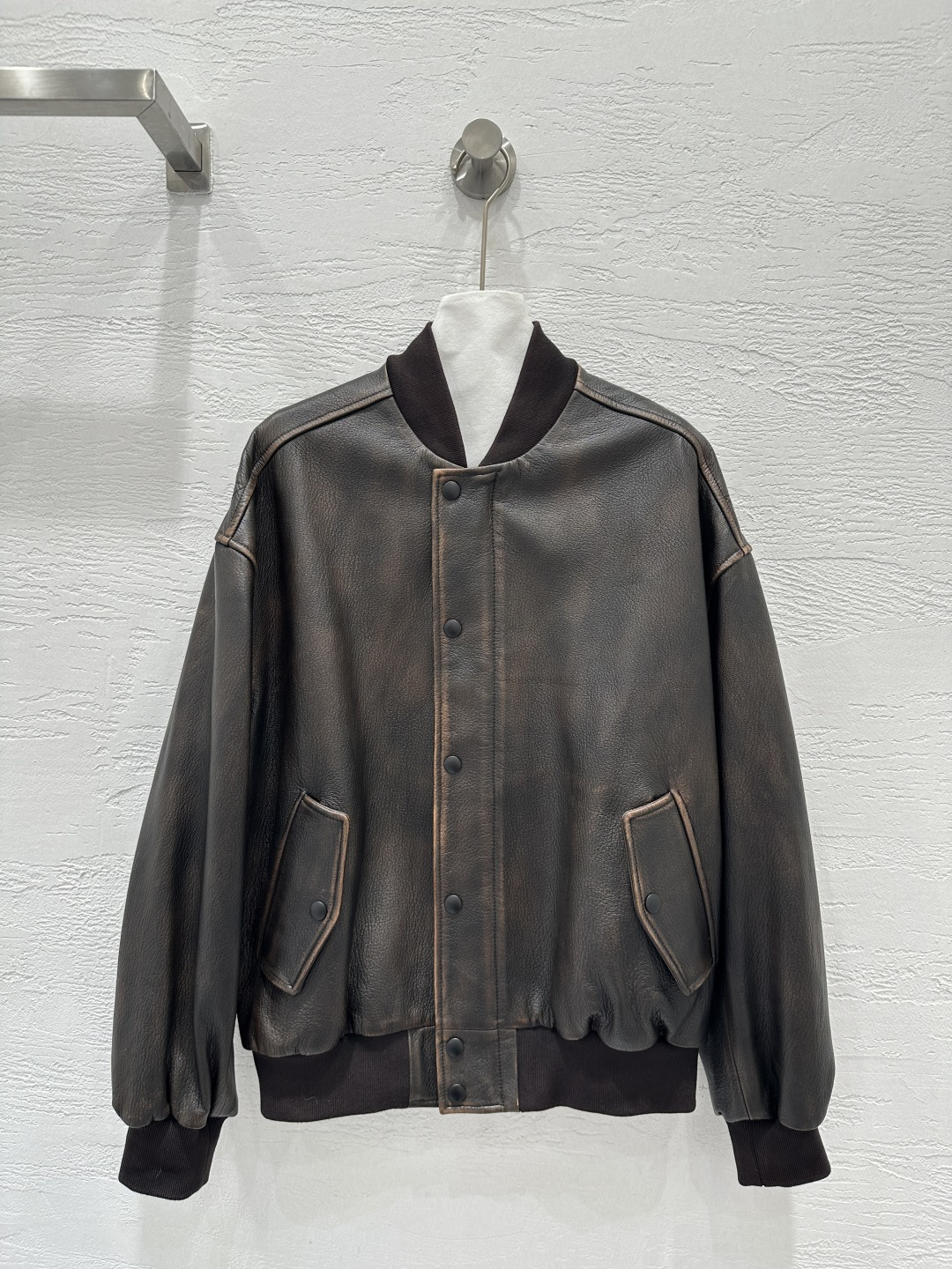 NO:662356,The exclusive first release of high-quality Celi*e25 new autumn and winter products Liu Shishi's same retro distressed sheepskin jacket and bomber jacket!  Original customized top-grade imported lambskin!  The leather is thick and delicate!  Retro distressed coloring process!  The original 3D three-dimensional tailoring looks simple and super heavy-duty!  I love the classic motorcycle silhouette jacket!  Fashionable and handsome, casual and lazy style, perfect fit and sexy upper body!  Perfect workmanship quality depends on the details!  One color SML. Size M bust 116, shoulder width 55, sleeve length 55, dress length 63., Celine-clothing,celine,celine,jackets & coats,jackets & coats,sheepskin, 19860909独家首发高端品质Celi*e25秋冬新品 刘诗诗同款复古做旧绵羊皮夹克飞行员外套！原版定制顶级进口小羊皮！皮质肉感厚实细腻！复古做旧擦色工艺！原版3D立体剪裁看似简单版型超重工！经典机车廓形夹克超级大爱！时髦又帅气的随性慵懒风,完美版型上身又A又飒！完美做工品质看细节！一色SML. M码胸围116,肩宽55,袖长55,衣长63.,赛琳-服装,celine,celine,jackets & coats,jackets & coats,sheepskin, ,Women's clothing