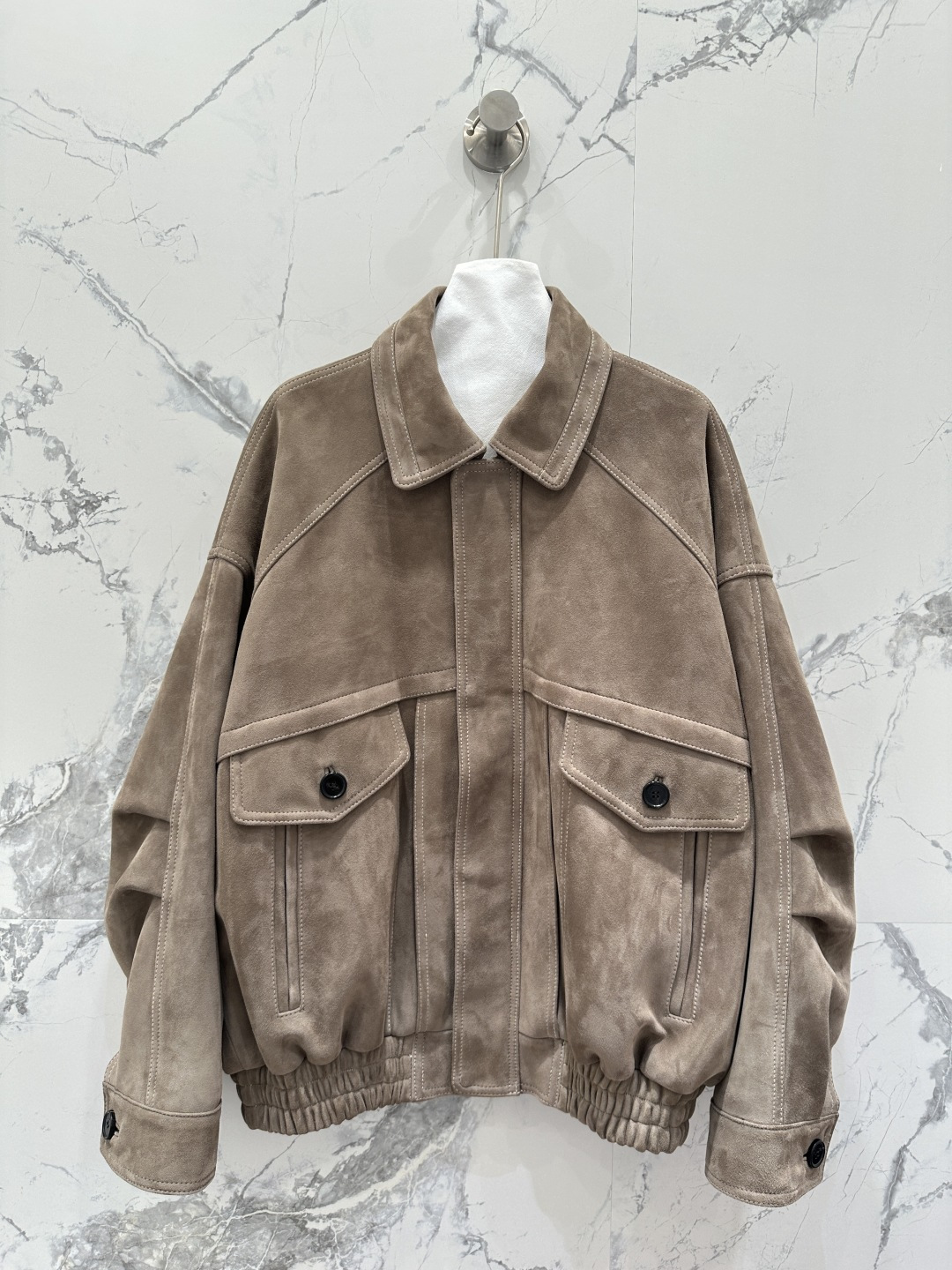 NO:662344,The exclusive first release of high-end original quality Sain*Laurent25 early autumn new product Barn style top customized deerskin velvet motorcycle jacket!  Same style for men and women!  The custom leather is super delicate!  The elegant lapel style is chic and high-end!  You can be handsome or you can become a girly girl in seconds. Imported deerskin velvet craft sheepskin. Original customized horn buckle!  The original customized wide version is versatile and does not suit anyone's upper body. It is super perfect and the workmanship quality depends on the details!  Two colors S-XL. M size bust 124, dropped shoulder sleeve length 76, dress length 68., saint laurent-clothing, saint laurent, saint laurent, jackets & coats, sheepskin,  19860909独家首发高端原单品质Sain*Laurent25早秋新品 巴恩风顶级定制鹿皮绒机车夹克！男女同款！定制皮质超级细腻！气质翻领版型又飒又高级！可以帅气也可以秒变软妹纸.进口鹿皮绒工艺绵羊皮.原版定制牛角扣！原版定制阔版版型百搭不挑人上身超级正完美做工品质看细节！两色S-XL. M码胸围124,落肩袖长76,衣长68.,圣罗兰-服装,saint laurent,saint laurent,jackets & coats,sheepskin, ,Women's clothing