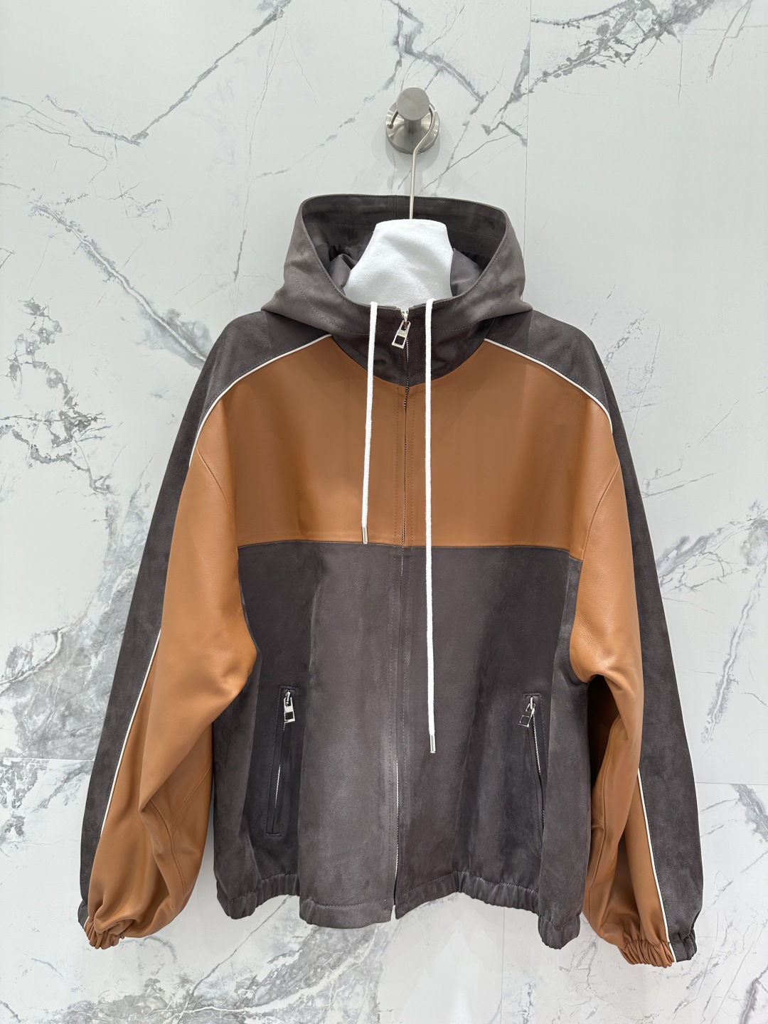 NO:662142,The exclusive first release of high-end original quality Lo*we25 new early autumn product overzise silhouette hooded leather jacket!  Original custom-made top-grade imported lambskin, the leather is thick, soft and delicate!  The original 3D three-dimensional tailoring looks simple and super heavy-duty!  Same style for men and women~ I love the retro American college style classic hooded design!  Maillard's outfit has a casual and lazy style, and her temperament is fashionable and high-end!  The perfect fit and sexy upper body!  Perfect workmanship quality depends on the details!  One color SML. Size S bust 118, dropped shoulder sleeve length 74, dress length 63., Loewe-clothing, loewe, jackets & coats, sheepskin, hats,  19860909独家首发高端原单品质Lo*we25早秋新品 overzise廓形连帽拼皮外套！原版定制顶级进口小羊皮,皮质肉感厚实柔软又细腻！原版3D立体剪裁看似简单版型超重工！男女同款～复古美式学院风经典连帽设计超级大爱！美拉徳穿搭随性的慵懒风,气质时髦又高级！完美版型上身又A又飒！完美做工品质看细节！一色SML. S码胸围118,落肩袖长74,衣长63.,罗意威-服装,loewe,jackets & coats,sheepskin,hats, ,Women's clothing