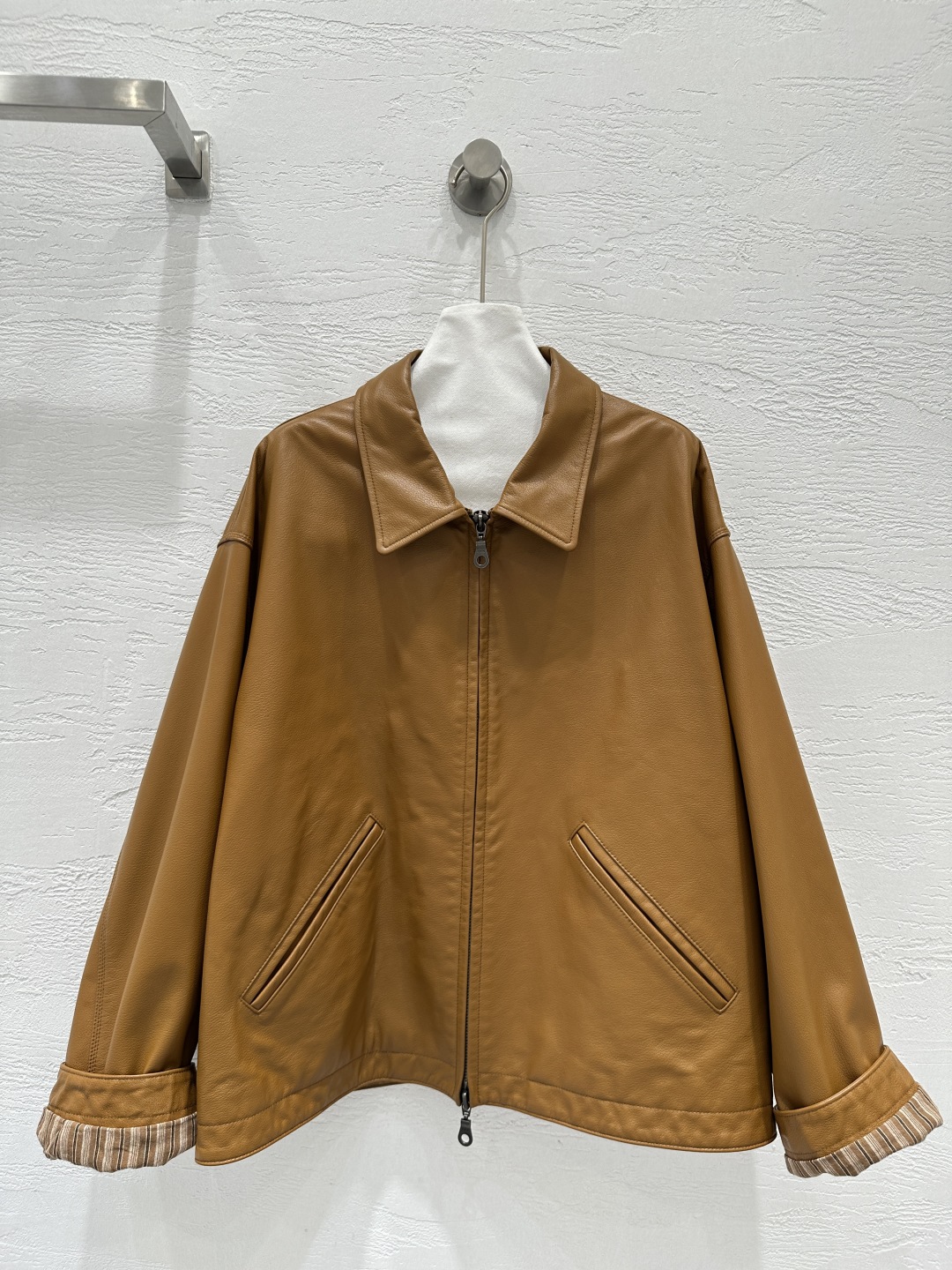 High-Quality Female Suit “P3072” with “The R*m25” Design, New Zealand Calf Leather, Classic Style.