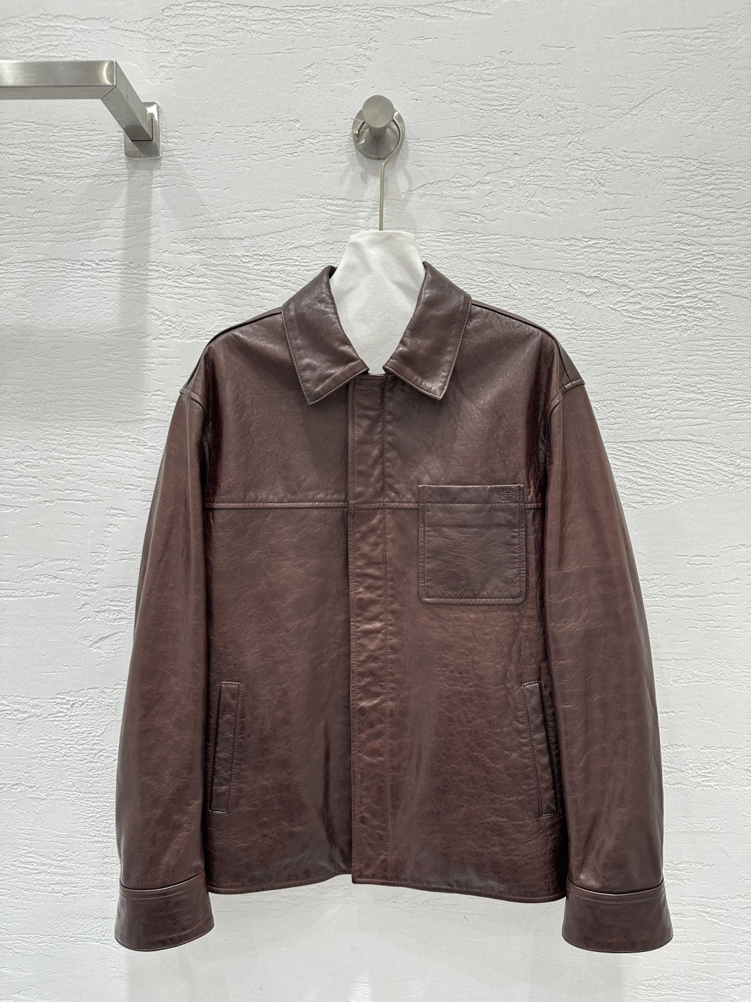 NO:662145,The exclusive first release of high-end original quality Lo*we25 early autumn new product Wang Yibo's same chic and handsome leather jacket and small coat!  A very tonal stacking artifact!  Imported sheep leather has a delicate and soft texture!  High-end washed oil-wax leather design is low-key and luxurious!  The three-dimensional tailoring is fashionable and has a high-end design!  The 3D three-dimensional version is cool and stylish!  Perfect workmanship quality depends on the details!  Two colors S-XL. M size bust 110, shoulder width 47, sleeve length 58, dress length 65., Loewe-clothing, loewe, jackets & coats, jackets & coats, sheepskin,  19860909独家首发高端原单品质Lo*we25早秋新品 王一博同款潇洒帅气真皮夹克小外套！非常有调性的叠搭神器！进口绵羊皮质感细腻柔韧！高定洗水工艺油蜡皮设计低调奢华！立体剪裁时髦又高级设计感超赞！3D立体版型又A又飒！完美做工品质看细节！两色S-XL. M码胸围110,肩宽47,袖长58,衣长65.,罗意威-服装,loewe,jackets & coats,jackets & coats,sheepskin, ,Women's clothing