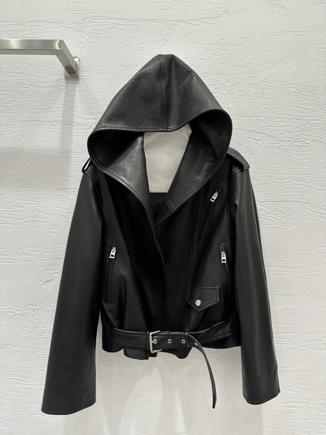 NO:662182,The exclusive first release of high-end original quality Ala*a25 new early autumn product overzise silhouette hooded leather jacket!  The original customized top-grade imported lambskin is fully vegetable tanned, and the leather is thick, soft and delicate!  The original 3D three-dimensional tailoring looks simple and super heavy-duty!  I love the retro classic hooded design!  Casual and lazy style, fashionable and high-end temperament!  The perfect fit and sexy upper body!  Perfect workmanship quality depends on the details!  One color S-XL. M size bust 100, shoulder width 42, sleeve length 56, dress length 54., women's clothing, jackets & coats, leather jacket, sheepskin, hats,  19860909独家首发高端原单品质Ala*a25早秋新品 overzise廓形连帽皮衣外套！原版定制顶级进口小羊皮全植鞣工艺,皮质肉感厚实柔软又细腻！原版3D立体剪裁看似简单版型超重工！复古经典连帽设计超级大爱！随性的慵懒风,气质时髦又高级！完美版型上身又A又飒！完美做工品质看细节！一色S-XL. M码胸围100,肩宽42,袖长56,衣长54.,女装,jackets & coats,leather jacket,sheepskin,hats, ,Women's clothing
