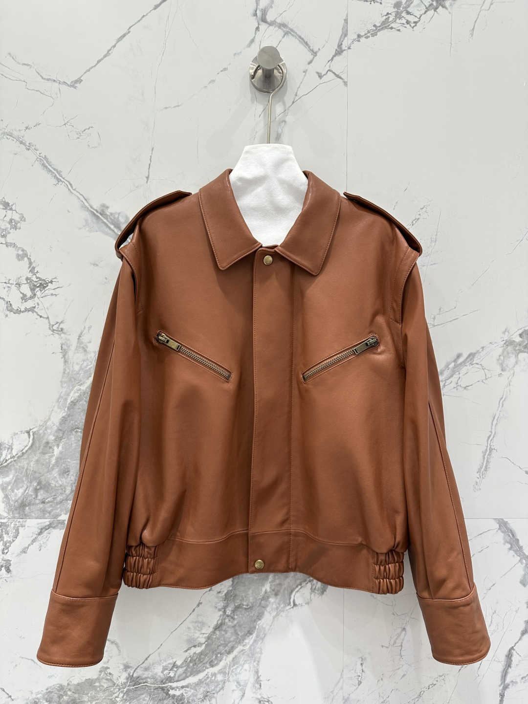NO:869906,Exclusive first launch of high-end original quality Sain*Laurent retro, modern and fashionable right-shoulder silhouette leather jacket!  Customized lambskin imported from Türkiye!  The vegetable tanned leather is soft and delicate!  Retro distressed coloring process!  The 3D three-dimensional tailoring looks simple and heavy-duty. I love the motorcycle silhouette jacket ~ The rolled cuffs can be designed for a fashionable and handsome casual and lazy style. The upper body is elegant and sassy!  Original hardware accessories!  Perfect workmanship quality depends on the details!  Two-color S-XL M size, bust 126, shoulder width 49, sleeve length 59, dress length 58., saint laurent-clothing, saint laurent, saint laurent, jackets & coats, jackets & coats, sheepskin,19860909独家首发高端原单品质Sain*Laurent 复古摩登时髦直角肩廓形皮夹克外套！定制土耳其进口小羊皮！植鞣工艺皮质肉感柔软又细腻！复古做旧擦色工艺！3D立体剪裁看似简单版型重工,机车廓形夹克大爱～可卷边袖口设计时髦又帅气的随性慵懒风,版型上身又A又飒！原版五金配件！完美做工品质看细节！两色S-XL M码胸围126,肩宽49,袖长59,衣长58.,圣罗兰-服装,saint laurent,saint laurent,jackets & coats,jackets & coats,sheepskin,,Women's clothing