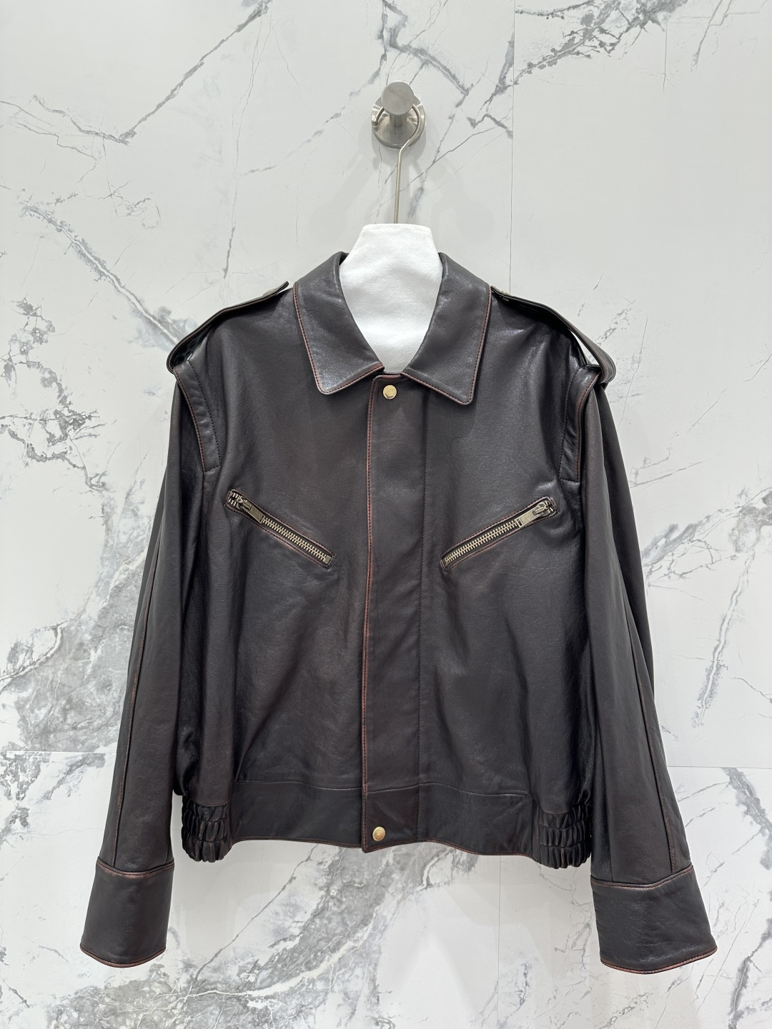 NO:662352,Exclusive first launch of high-end original quality Sain*Laurent25 new early autumn product, retro, modern and fashionable right-angle shoulder silhouette leather jacket!  Customized lambskin imported from Türkiye!  The vegetable tanned leather is soft and delicate!  Retro distressed coloring process!  The 3D three-dimensional tailoring looks simple and heavy-duty. I love the motorcycle silhouette jacket ~ The rolled cuffs can be designed for a fashionable and handsome casual and lazy style. The upper body is elegant and sassy!  Original hardware accessories!  Perfect workmanship quality depends on the details!  Two colors S-XL. M size bust 126, shoulder width 49, sleeve length 59, dress length 58., saint laurent-clothing, saint laurent, saint laurent, jackets & coats, jackets & coats, sheepskin,  19860909独家首发高端原单品质Sain*Laurent25早秋新品 复古摩登时髦直角肩廓形皮夹克外套！定制土耳其进口小羊皮！植鞣工艺皮质肉感柔软又细腻！复古做旧擦色工艺！3D立体剪裁看似简单版型重工,机车廓形夹克大爱～可卷边袖口设计时髦又帅气的随性慵懒风,版型上身又A又飒！原版五金配件！完美做工品质看细节！两色S-XL. M码胸围126,肩宽49,袖长59,衣长58.,圣罗兰-服装,saint laurent,saint laurent,jackets & coats,jackets & coats,sheepskin, ,Women's clothing