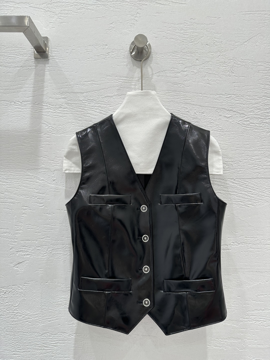 NO:662279,The exclusive first release of high-end original quality Chan*l25 early autumn new product Haute Couture Workshop series genuine leather vest jacket!  The classic V-neck waist-cinching double-pocket style is both sweet and salty!  Coco girl's personalized outfit!  Original purchase!  Exclusively customized imported lambskin!  High-end version of lacquered leather with delicate texture!  A must-have item for fair and beautiful women!  Imported sheep leather has a soft, waxy and delicate texture!  Customized pearl drop lion head metal buckle, elegant, handsome, fashionable and high-end tone!  The perfect three-dimensional tailoring makes the upper body look slimmer!  Perfect workmanship quality depends on the details!  One color S-XL. M size bust 88, length 53., Chanel-clothing, chanel, chanel, jackets & coats, sheepskin,  19860909独家首发高端原单品质Chan*l25早秋新品 高定手工坊系列真皮马甲外套！经典V领收腰双口袋版型不挑人可甜可盐！coco女孩个性穿搭！原版购入！独家定制进口小羊皮！漆面工艺肉感细腻皮质高定版本！白富美必备单品上身绝绝子！进口绵羊皮质感软糯细腻！定制珍珠滴脂狮子头金属扣,优雅帅气时髦又高级的调调！完美立体剪裁版型上身巨显瘦！完美做工品质看细节！一色S-XL. M码胸围88,衣长53.,香奈儿-服装,chanel,chanel,jackets & coats,sheepskin, ,Women's clothing