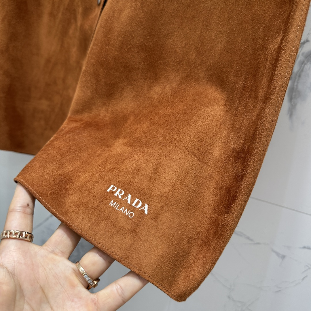 Pr*da25 Exclusive Velvet Skirt: High-End, Elegant, Custom-Made Design - 图片 5