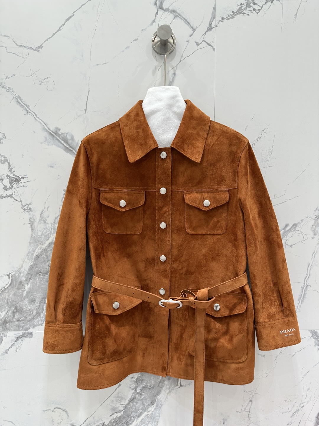 NO:662277,The exclusive first release of high-end original quality Pr*da25 early autumn new products, high-intelligence and fashionable wear, lapel jacket, nine-quarter sleeve design leather jacket!  Work pockets and a belt make you look younger and more handsome. Exclusively customized suede suede goatskin lining with double-sided craftsmanship design!  The top imported leather has a super delicate texture!  Minimalist tailoring. Special machine craftsmanship and hand-oiled edge craftsmanship. The silver buckle design is sleek and high-end!  Bai Fumei's must-have fashionable items. The classic H-shaped version is versatile and easy to wear, and super imported hardware accessories. Perfect workmanship and quality depends on the details!  One color S-XL. M size bust 100, shoulder width 39, sleeve length 46, dress length 61.,Prada-clothing,prada,jackets & coats,jackets & coats,sheepskin,chamois leather, 19860909独家首发高端原单品质Pr*da25早秋新品 高智感时髦穿搭翻领夹克九分袖设计皮外套！工装口袋系腰带减龄帅气.独家定制麂皮绒面山羊皮里双面工艺设计！顶级进口皮质感超级细腻！极简主义剪裁.特种专机工艺手工油边工艺,银扣设计又飒又高级！白富美必入时髦单品.经典H版型百搭不挑人上身超级正进口五金配件.完美做工品质看细节！一色S-XL. M码胸围100,肩宽39,袖长46,衣长61.,普拉达-服装,prada,jackets & coats,jackets & coats,sheepskin,chamois leather, ,Women's clothing