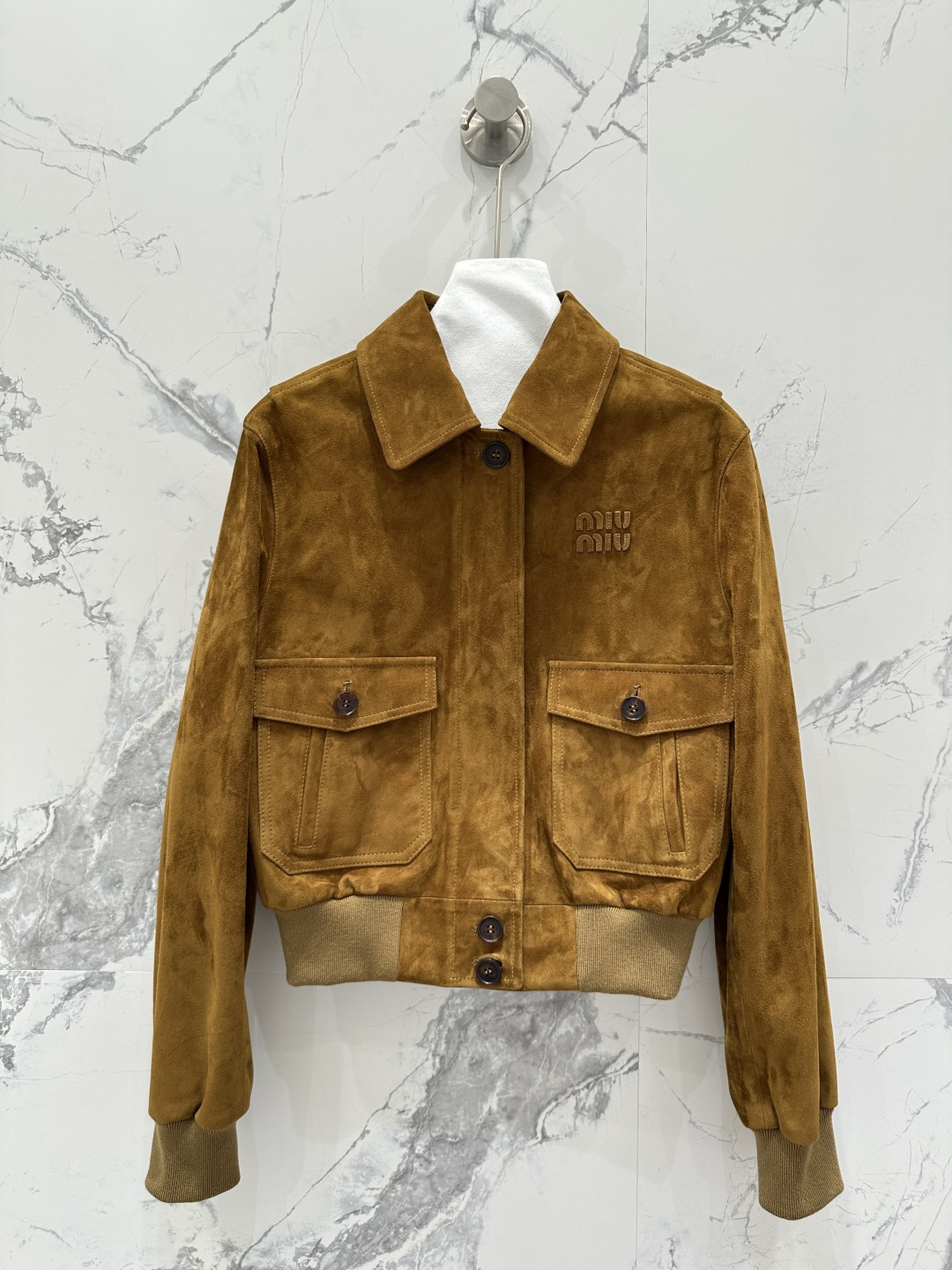 NO:662263,Exclusive first release of high-end original quality Mium*u25 early autumn new products, exclusive customized suede suede craftsmanship, retro color suede jackets and leather jackets!  Miu girls can show off their beauty!  Sweet girl’s age-reducing girlish style ribbed collar splicing design!  The workwear double-pocket three-dimensional cut has a loose fit that is versatile and slimming!  Imported suede lambskin, positioning embroidered letter logo, a sweet and cool must-have item for fashionable girl's wardrobe. For perfect workmanship, the quality depends on the details!  Five colors from S to19860909独家首发 高端原单品质Mium*u25早秋新品 独家定制麂皮绒面工艺复古色系麂皮绒夹克皮衣外套！Miu系少女可露丽风！甜妹减龄少女风气质罗纹领拼接设计！工装双口袋立体剪裁宽松版型百搭又显瘦！进口麂皮绒小羊皮,定位贴皮刺绣字母logo,甜酷的时髦少女衣橱必备气质单品.完美做工品质看细节！五色S-XL. M码胸围98,肩宽40,袖长61,衣长49.,缪缪-服装,miumiu,jackets & coats,jackets & coats,leather jacket,sheepskin,chamois leather, ,Women's clothing