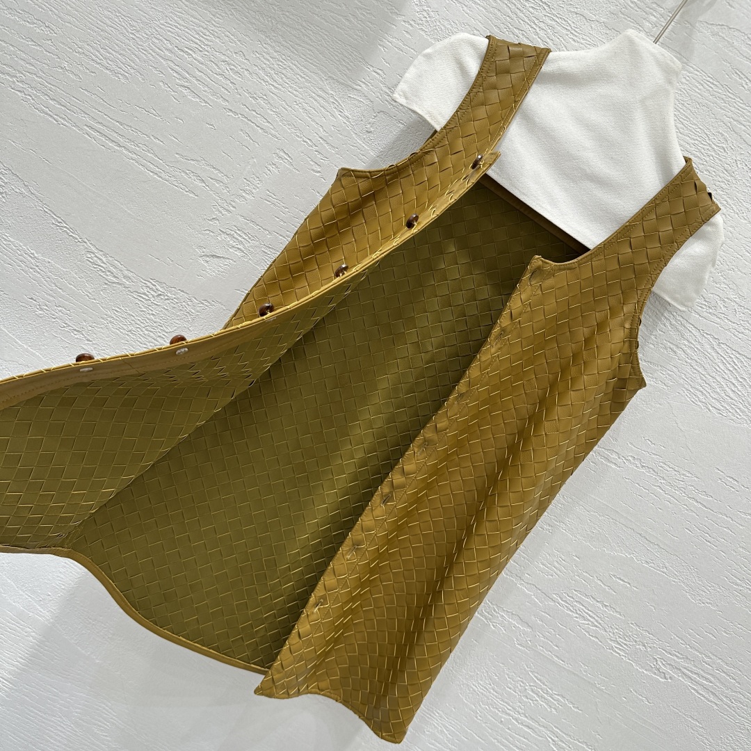 Original Bottega Veneta25 High-Tech Hand-Weaved Vest with Sheep Skin – Top Quality - 图片 7