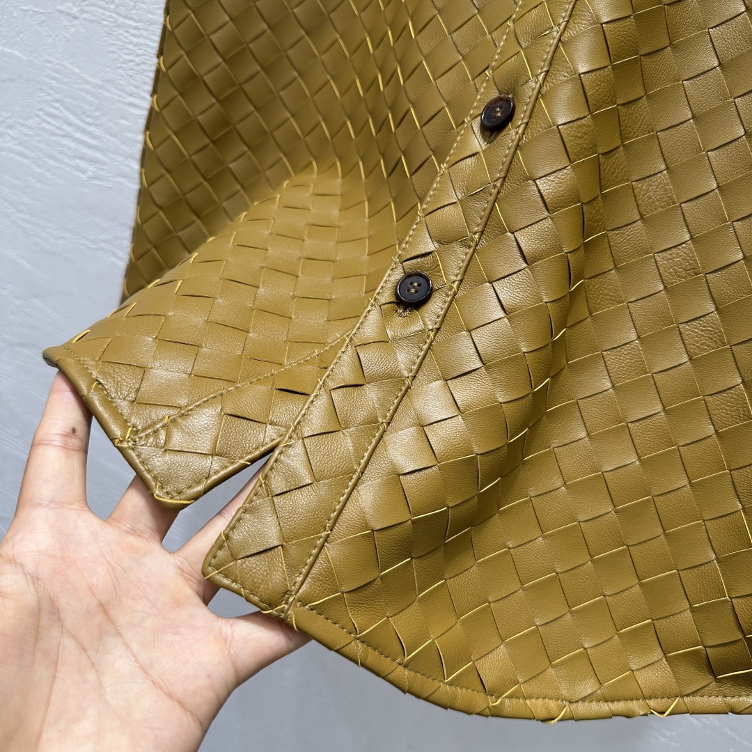 Original Bottega Veneta25 High-Tech Hand-Weaved Vest with Sheep Skin – Top Quality - 图片 4