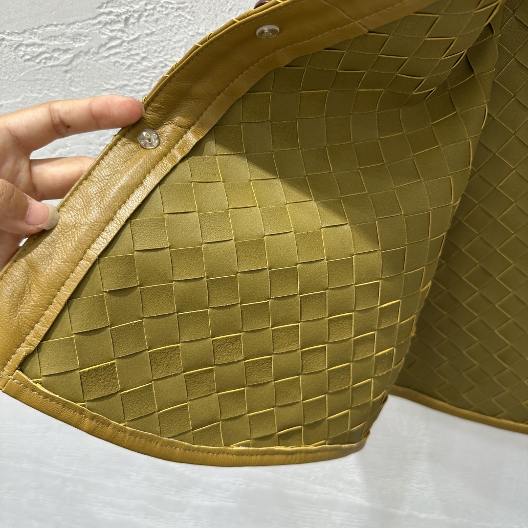 Original Bottega Veneta25 High-Tech Hand-Weaved Vest with Sheep Skin – Top Quality - 图片 8