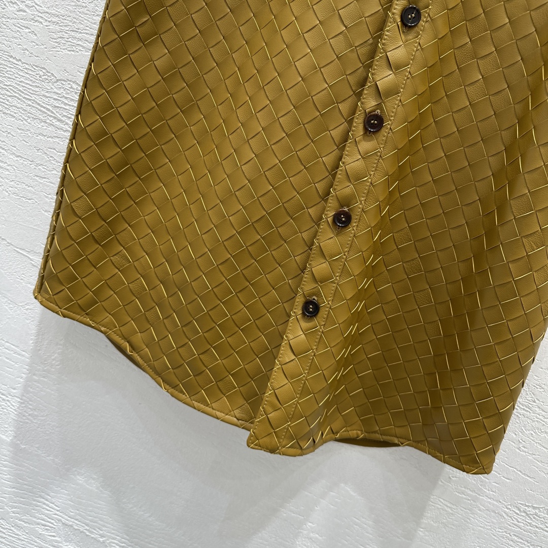 Original Bottega Veneta25 High-Tech Hand-Weaved Vest with Sheep Skin – Top Quality - 图片 3