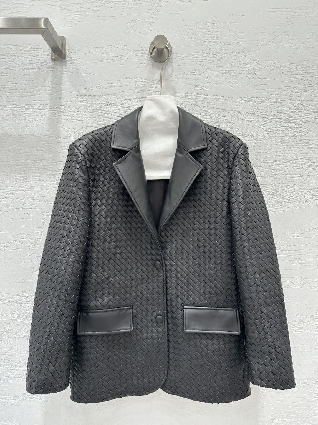 NO:662199,Exclusive first release of original quality Bot*ega veneta25 early autumn new product heavy craftsmanship hand-woven genuine leather suit jacket!  Top high-end goods!  Exclusive top quality imported sheepskin!  Original custom-made pieces are positioned as hand-woven finished products, perfect luxury craftsmanship, high-end and fashionable!  The classic suit collar has a loose fit and makes your upper body look slimmer!  A versatile item that can be either sweet or salty, the perfect workmanship depends on the details!  One color SML. Size M bust 106, shoulder width 45, sleeve length 57, dress length 72., Bottega Veneta-clothing,bottega veneta,jackets & coats,business suit,sheepskin, 19860909独家首发原单品质Bot*ega veneta25早秋新品 重工艺手工编织真皮西装外套！顶级高端货！独家顶级进口 绵羊皮！原版定制裁片定位手工编织成品,完美奢华工艺高级又时髦！经典西装领宽松版型,上身巨显瘦！可甜可盐气质百搭单品,完美做工品质看细节！一色SML. M码胸围106,肩宽45,袖长57,衣长72.,葆蝶家-服装,bottega veneta,jackets & coats,business suit,sheepskin, ,Women's clothing