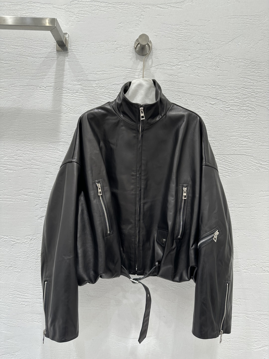 NO:662161,The exclusive first release of high-end original quality Lo*we catwalk style small stand collar wide version motorcycle leather jacket synchronized with the counter!  Lambskin!  The vegetable-tanned leather feels oily, soft and delicate!  An outfit with a high-end atmosphere and an embossed logo positioned on the back is advanced, age-reducing and versatile!  A wide version of BF style age-reducing item!  The zipper design and H-shaped silhouette are versatile and easy to wear!  Original customized hardware logo!  Perfect workmanship quality depends on the details!  Three colors S-XL. M size bust 140, dropped shoulder sleeve length 74, dress length 59., Loewe-clothing, loewe, jackets & coats, sheepskin,  19860909独家首发高端原单品质Lo*we走秀款 专柜同步小立领阔版机车皮外套！小羊皮！植鞣工艺皮质肉感油润柔软又细腻！高级氛围感穿搭后背定位压花logo高级减龄又百搭！阔版BF风减龄单品！拉链式设计H版型百搭不挑人！原版定制五金logo！完美做工品质看细节！三色S-XL. M码胸围140,落肩袖长74,衣长59.,罗意威-服装,loewe,jackets & coats,sheepskin, ,Women's clothing