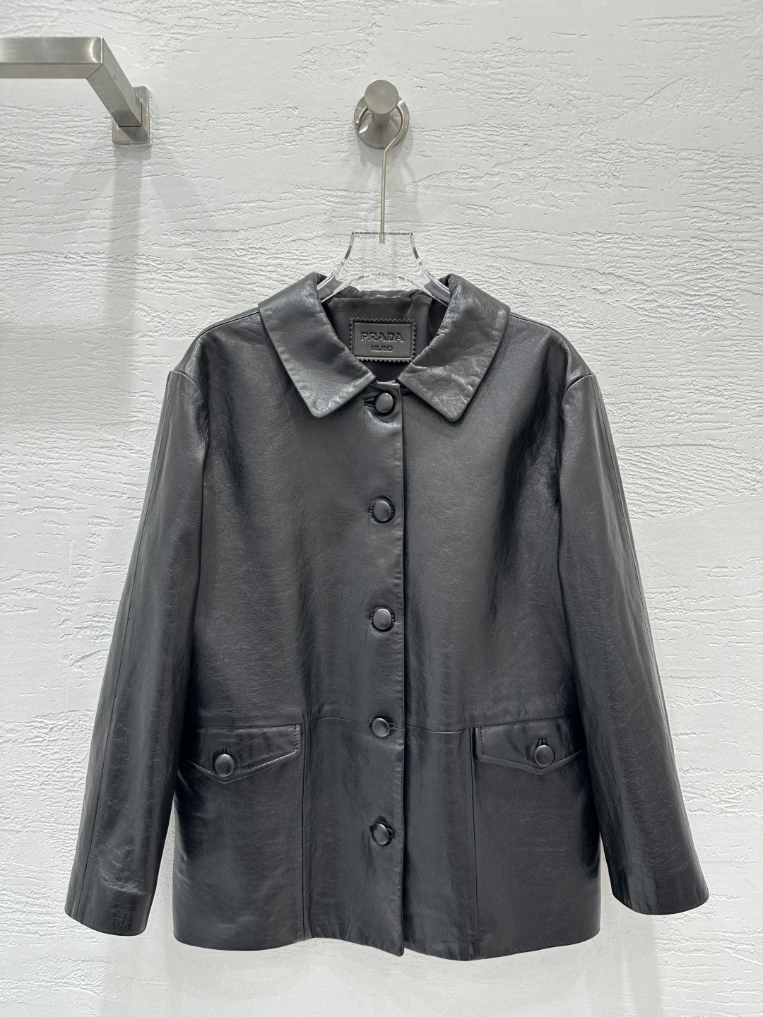 NO:662193,The exclusive first release of the high-end original quality PR*DA25 new product, the elegant Pan Peter collar leather jacket!  The contrast in the collar is both sweet and salty!  The three-dimensional texture is full and thick, and the texture is exquisite!  The classic H version is versatile and slimming!  Vegetable-tanned sheepskin has a delicate texture, flexible oil-wax design and is low-key and luxurious!  Fully handmade leather bag buckle, a sweet and cool must-have item in a fashionable girl's wardrobe. The perfect workmanship depends on the details!  One color SML. Size M bust 106, shoulder width 45, sleeve length 53, dress length 66.,Prada-clothing,prada,jackets & coats,jackets & coats,sheepskin, 19860909独家首发高端原单品质PR*DA25新品 气质潘彼得领皮夹克外套！领子的反差感可甜可盐！立体纹路饱满厚实质感细腻绝绝子！经典H版型百搭又显瘦！植鞣羊皮质感细腻柔韧油蜡设计低调奢华！全手工艺皮包扣,甜酷的时髦少女衣橱必备气质单品.完美做工品质看细节！一色SML. M码胸围106,肩宽45,袖长53,衣长66.,普拉达-服装,prada,jackets & coats,jackets & coats,sheepskin, ,Women's clothing