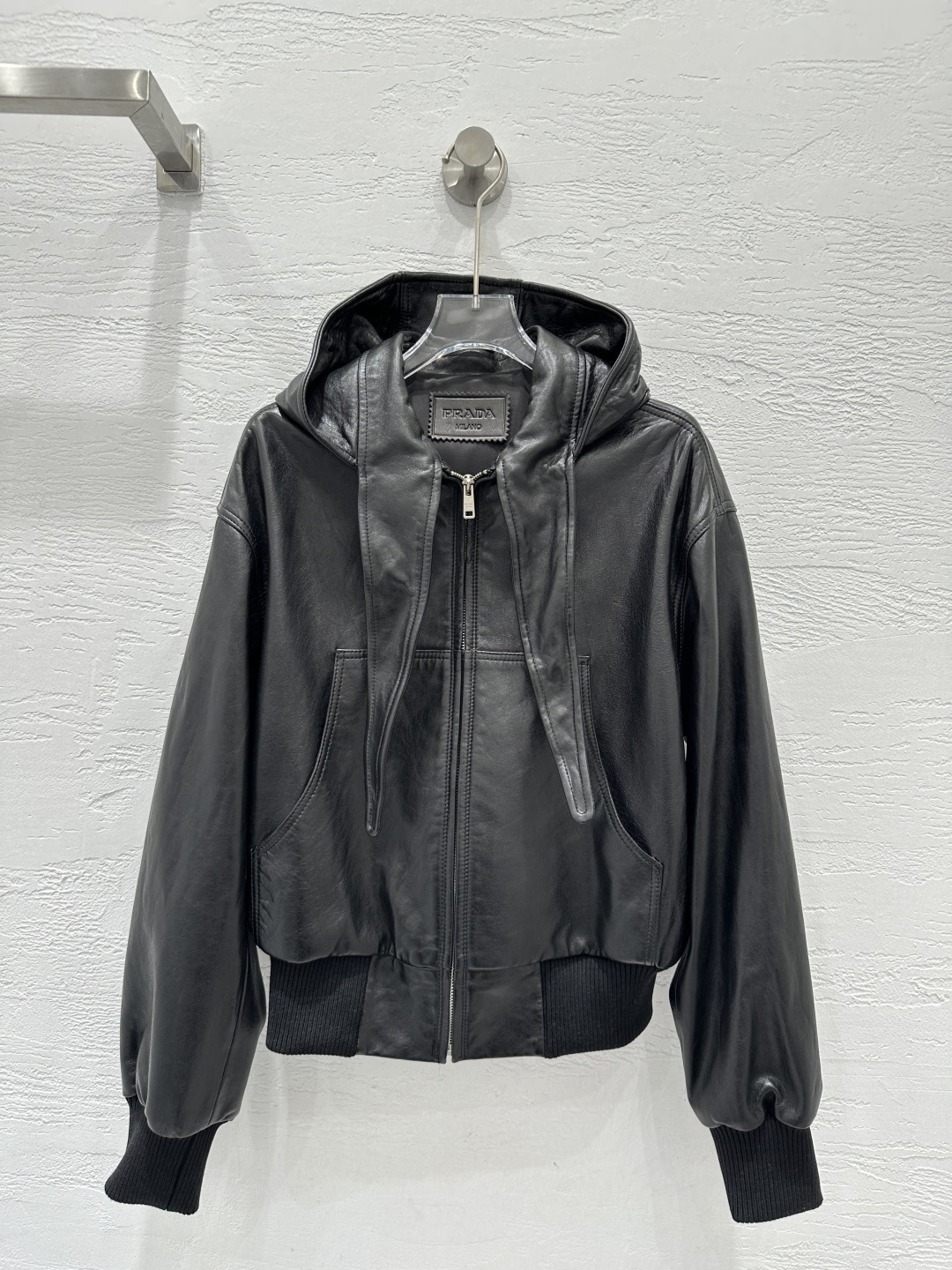 NO:662191,The exclusive first release of high-end original quality PR*DA25 new product, bow tie design hooded leather jacket!  The twistable hat brim design has a sweet and salty contrast!  The three-dimensional texture is full and thick, and the texture is exquisite!  The classic baseball uniform is versatile and slimming!  Vegetable-tanned sheepskin has a delicate texture, flexible oil-wax design and is low-key and luxurious!  A sweet and cool fashionable girl's must-have item in her wardrobe. Perfect workmanship and quality depends on the details!  One color SML. Size M bust 106, shoulder width 49, sleeve length 59, dress length 56.,Prada-clothing,prada,jackets & coats,jackets & coats,sheepskin,hats, 19860909独家首发高端原单品质PR*DA25新品 领结设计连帽皮夹克外套！可扭动的帽檐设计反差感可甜可盐！立体纹路饱满厚实质感细腻绝绝子！经典棒球服版型百搭又显瘦！植鞣羊皮质感细腻柔韧油蜡设计低调奢华！甜酷的时髦少女衣橱必备气质单品.完美做工品质看细节！一色SML. M码胸围106,肩宽49,袖长59,衣长56.,普拉达-服装,prada,jackets & coats,jackets & coats,sheepskin,hats, ,Women's clothing