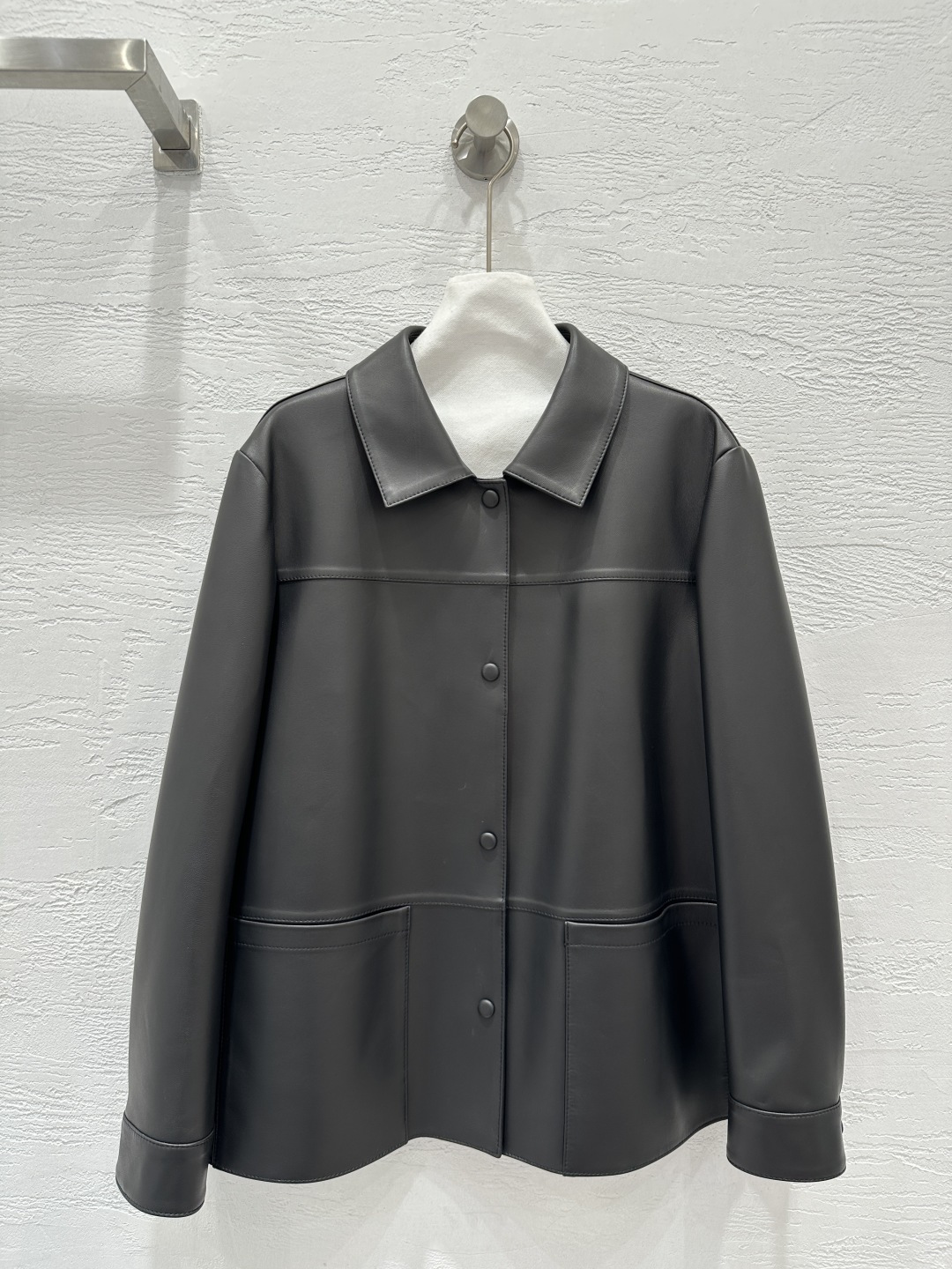 NO:662165,The exclusive first release of high-end original quality Lo*we25 new early autumn product overzise silhouette old money style leather jacket!  Original customized top-grade imported lambskin, space cotton composite technology, the leather is thick, soft and delicate!  The original 3D three-dimensional tailoring looks simple and super heavy-duty!  I love the retro American college style classic lapel design!  Fully handmade genuine leather buckle!  The temperament is fashionable and high-end!  The perfect fit and sexy upper body!  Perfect workmanship quality depends on the details!  One color SML. Size M bust 116, shoulder width 45, sleeve length 59, dress length 67., Loewe-clothing, loewe, jackets & coats, leather jacket, sheepskin,  19860909独家首发高端原单品质Lo*we25早秋新品 overzise廓形老钱风皮衣外套！原版定制顶级进口小羊皮,太空棉复合工艺,皮质肉感厚实柔软又细腻！原版3D立体剪裁看似简单版型超重工！复古美式学院风经典翻领设计超级大爱！全手工真皮包扣！气质时髦又高级！完美版型上身又A又飒！完美做工品质看细节！一色SML. M码胸围116,肩宽45,袖长59,衣长67.,罗意威-服装,loewe,jackets & coats,leather jacket,sheepskin, ,Women's clothing