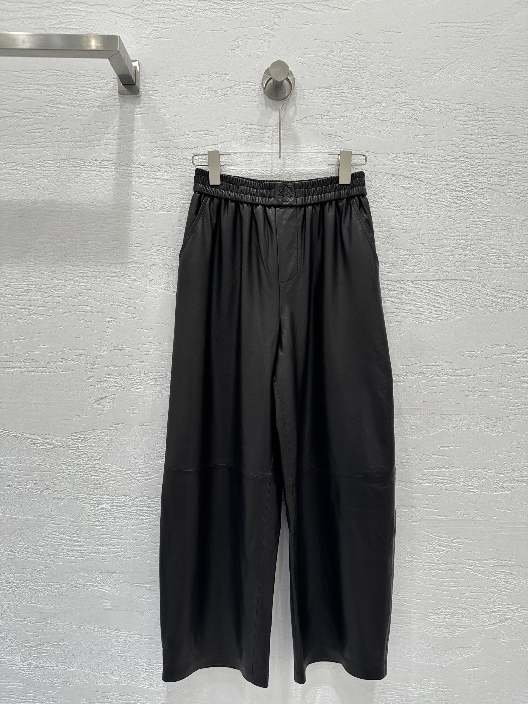 NO:662171,The exclusive first release of original quality Lo*we25 new early autumn products, retro, modern and fashionable genuine leather cropped pants!  The elastic waist design has an age-reducing effect, and the neat wide-leg tailoring upper body is casual and casual, casual yet handsome. Imported lambskin vegetable tanning process ~ soft and delicate texture, positioning embossed logo!  The version makes the upper body look slimmer!  Perfect workmanship quality depends on the details!  One color SML. M size elastic waist 64, hip 100, pants length 94., Loewe-clothing, loewe, sheepskin,  19860909独家首发原单品质Lo*we25早秋新品 复古摩登时髦真皮九分裤！松紧腰设计减龄效果,利落阔腿剪裁上身随性洒脱,休闲不失帅气感进口小羊皮植鞣工艺～质感柔软细腻,定位压花logo！版型上身巨显瘦！完美做工品质看细节！一色SML. M码松紧腰围64,臀围100,裤长94.,罗意威-服装,loewe,sheepskin, ,Women's clothing