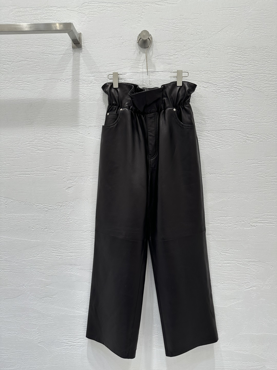 NO:662166,The exclusive first release of original quality Lo*we25 early autumn new product Yang Mi's same retro modern fashionable leather wide-leg pants!  The elastic bud waist design has an age-reducing effect, the neat wide-leg cut upper body is casual and free-spirited, casual yet handsome, the imported lambskin texture is soft and delicate, and the upper body is slimmer in shape!  Perfect workmanship quality depends on the details!  One color SML. M size elastic waist 66, hip 104, pants length 110., Loewe-clothing, loewe, sheepskin,  19860909独家首发原单品质Lo*we25早秋新品 杨幂同款复古摩登时髦皮阔腿裤！松紧花苞束腰设计减龄效果,利落阔腿剪裁上身随性洒脱,休闲不失帅气感进口小羊皮质感柔软细腻,版型上身巨显瘦！完美做工品质看细节！一色SML. M码松紧腰围66,臀围104,裤长110.,罗意威-服装,loewe,sheepskin, ,Women's clothing