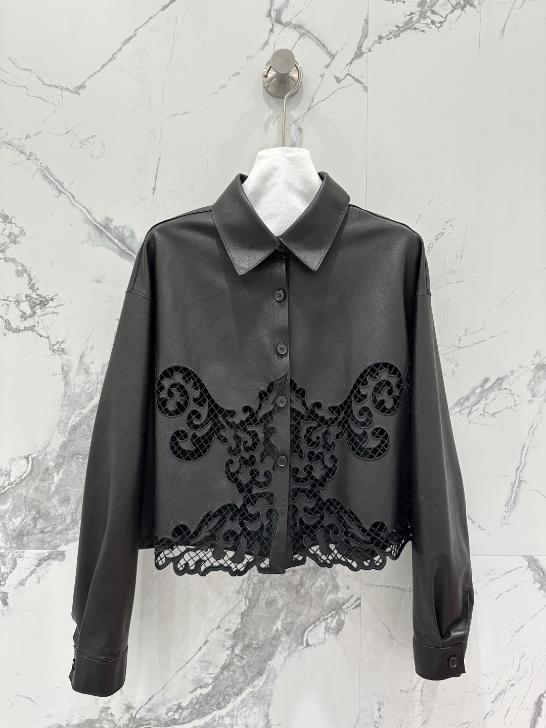 NO:662178,The exclusive first release of high-end original quality He*mès25 new early autumn products, Swiss machine embroidered sheepskin shirt jackets with heavy craftsmanship!  Fully closed velvet lambskin on the inside!  The light and delicate leather is awesome!  Imported vegetable tanned lambskin!  A short design with a lazy temperament!  The H version doesn’t pick on your upper body and makes you look slimmer!  The natural texture of imported leather is delicate and wide. It feels high-end, casual and grand!  Perfect workmanship quality depends on the details!  Three colors S-XL. M size bust 108, shoulder width 50, sleeve length 54, dress length 50., Hermès - clothing, hermes, jackets & coats, shirts, sheepskin,  19860909独家首发高端原单品质He*mès25早秋新品 重工艺定位瑞士机刺绣羊皮衬衫外套！内面全闭绒工艺小羊皮！轻盈细腻皮质超赞！进口植鞣工艺小羊皮！气质慵懒的小短款设计！H版型不挑人上身超显瘦！进口皮质自然纹理细腻挺阔.高级感随性又大气！完美做工品质看细节！三色S-XL. M码胸围108,肩宽50,袖长54,衣长50.,爱马仕-服装,hermes,jackets & coats,shirts,sheepskin, ,Women's clothing